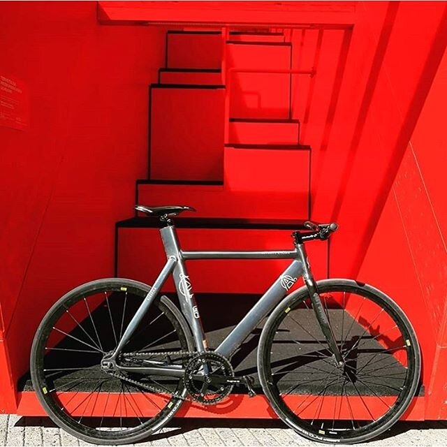 Love an artistic background 🙌
@judda_s super tight Affinity with Bespoke Chainrings Drillium Track Chainring. 
#bespokechainrings #bespoke #chainring #drillium #track #baaw #art