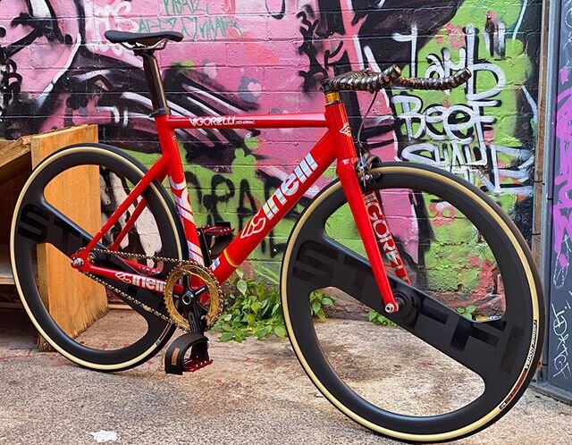 Cinelli Tuesday! Look at those wheels!! @stiffi_wheels carbon 2 spoke on @cinelli_official Shark frame with @bespokechainrings Stealth Rose Arches Chainring with Titanium Gold coating and Cog combo. Built at @jrifixed 🤘😎
#bespokechainrings #bespoke