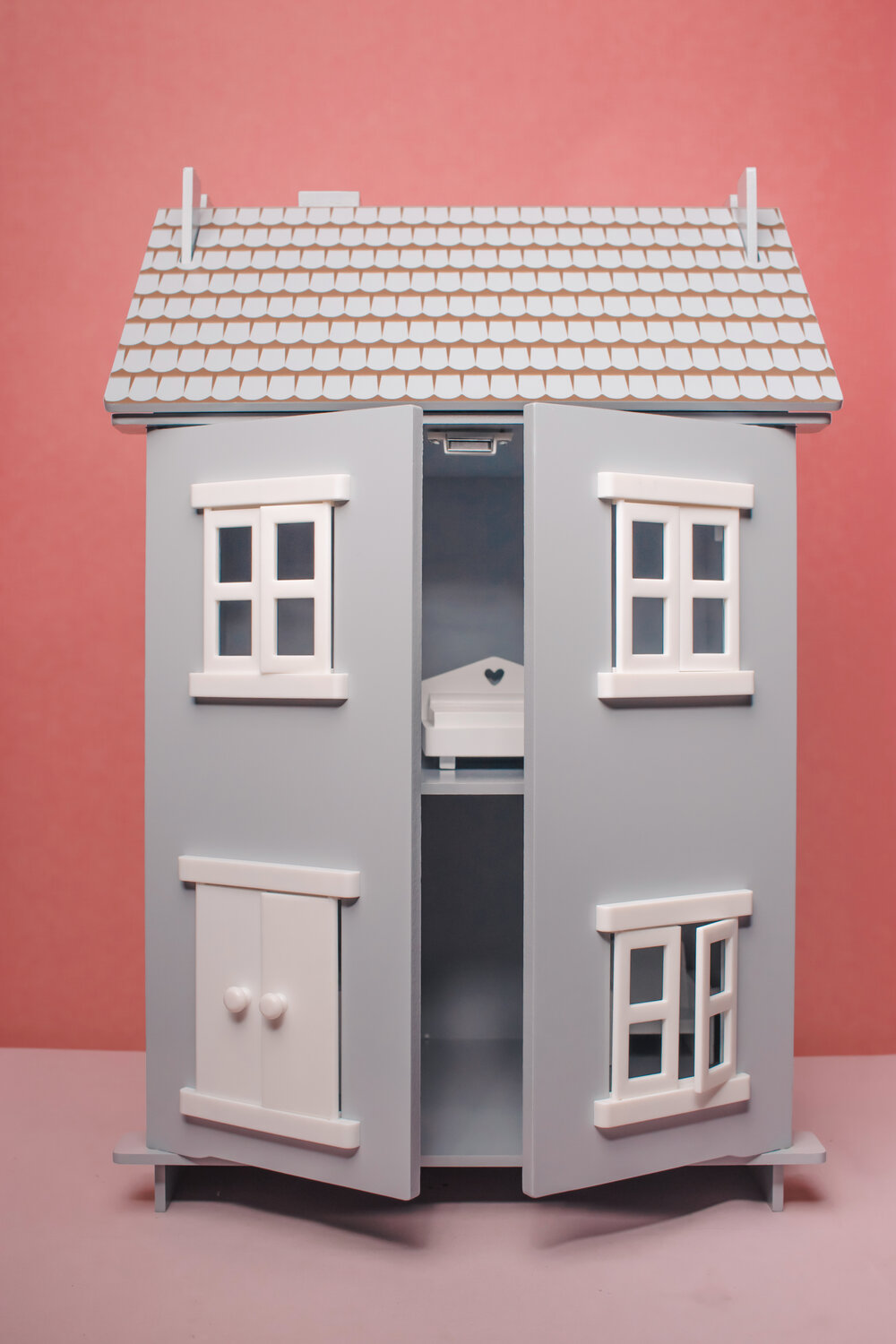 Stoy grey doll house with handle alex and alexa 2.jpg