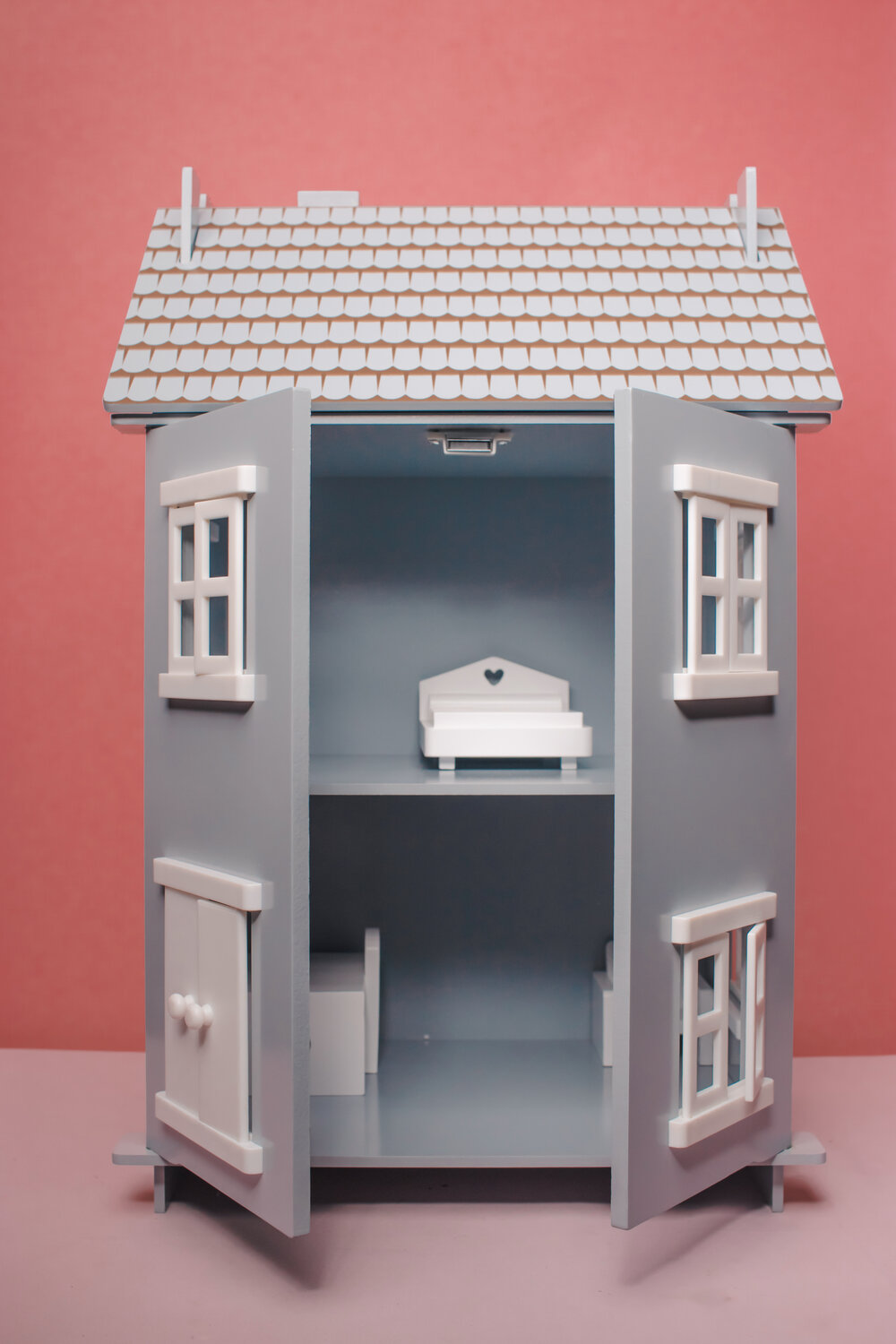 Stoy grey doll house with handle alex and alexa 3.jpg