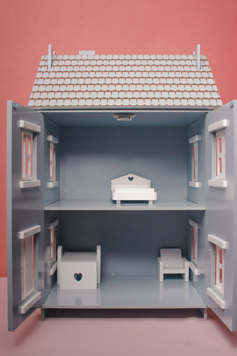 Stoy grey doll house with handle alex and alexa 4.jpg