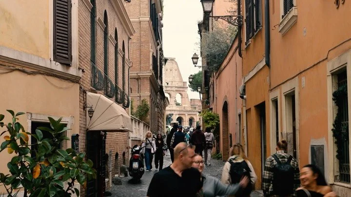 R O M A 🇮🇹 

Une semaine &agrave; fl&acirc;ner dans la capitale italienne un mois de novembre. ❤️

🎥 @nikonfr Z9 &amp; iPhone 13 Pro

#cameraroll #italy #roma