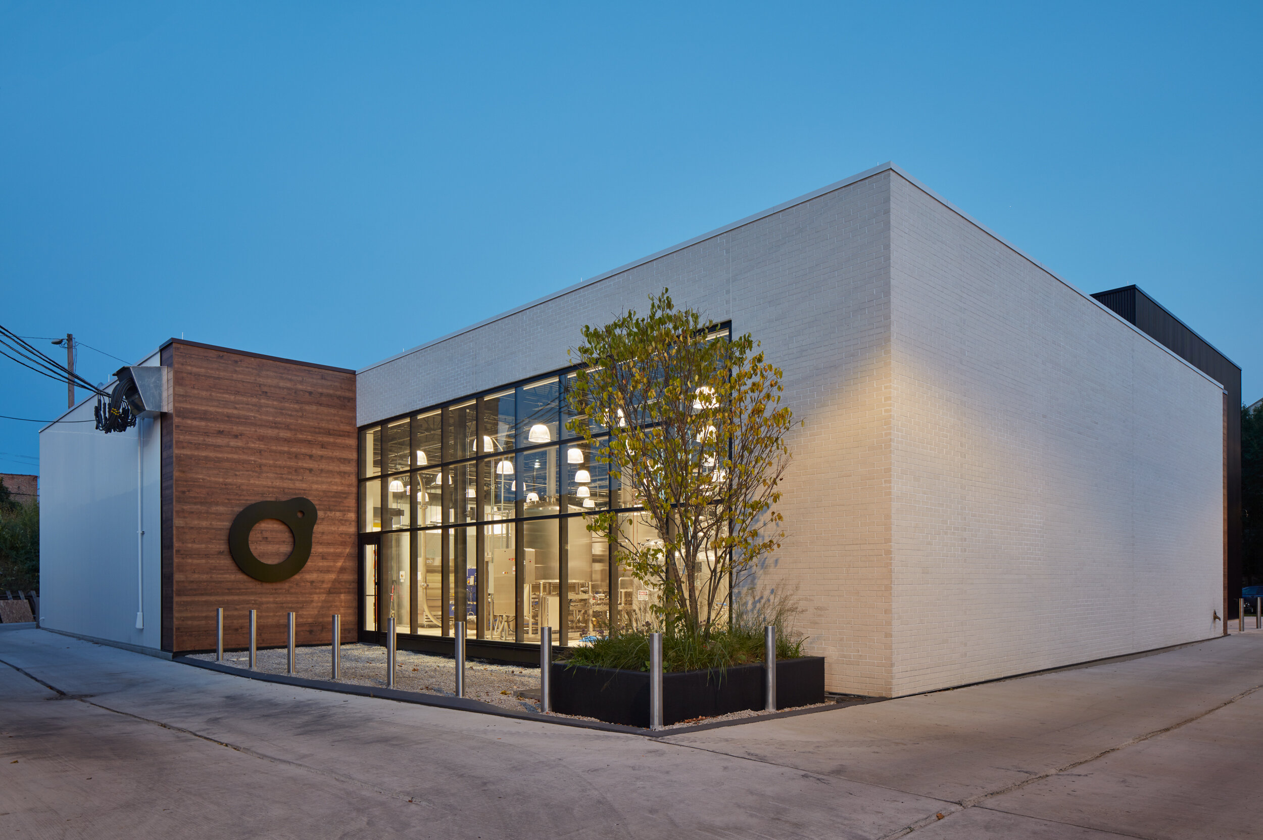Omega Yeast facilities in Chicago by Valerio Dewalt Train