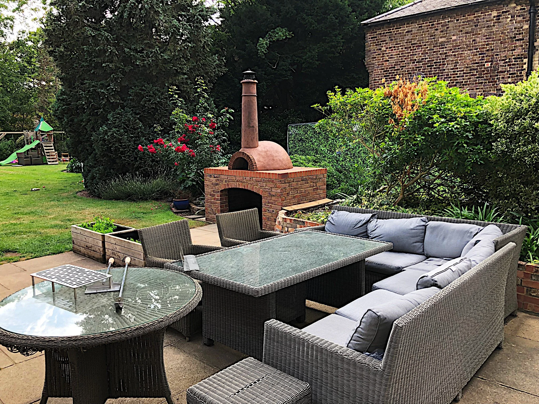 Dining area by the new Pizza Oven in a brick plint