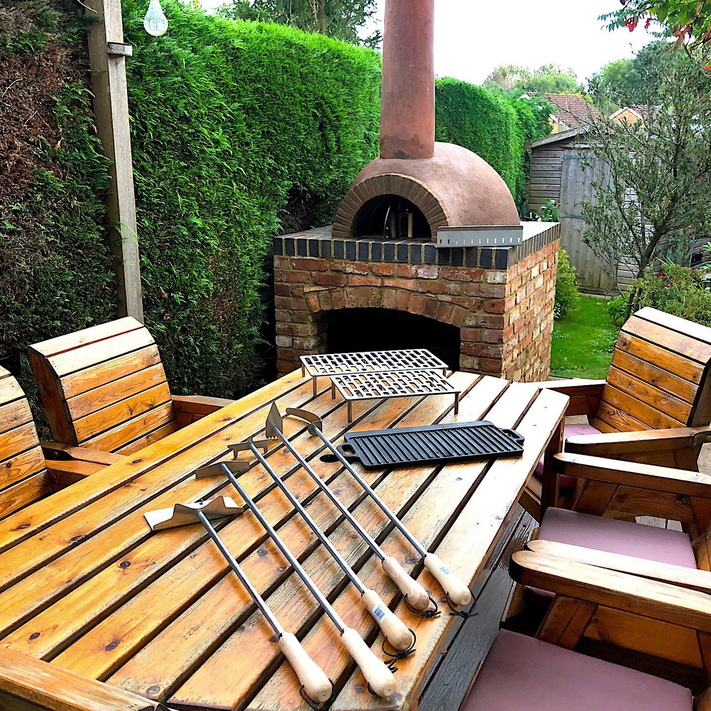 Handcrafted pizza ovens, designed and built in Oxfordshire

Looking for a bespoke wood-fired pizza oven tailored to your garden or outdoor space? Based in Oxfordshire, we design and build custom pizza ovens from scratch&mdash;beautiful, functional, a