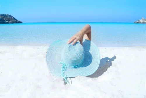 fashion-model-beach-hat.jpg
