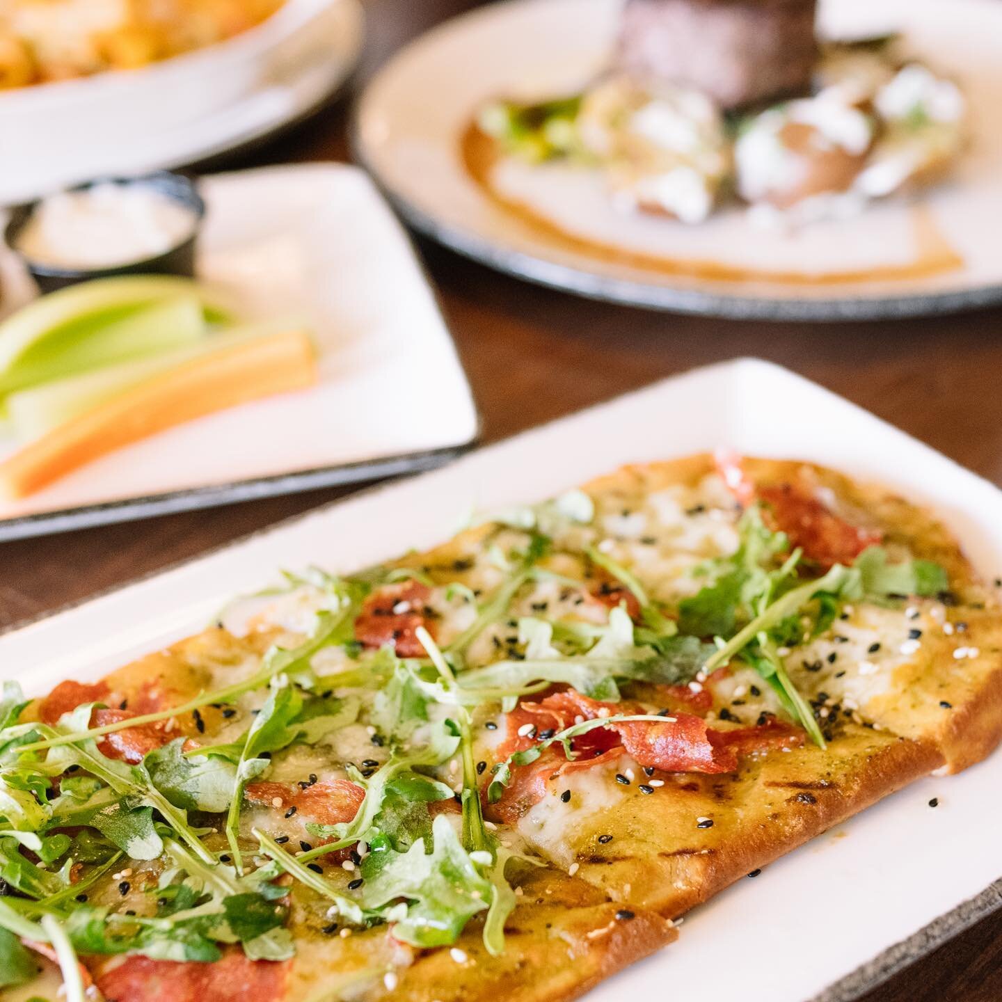 🍯&hellip; spicy soppresata on sesame honey flatbread with basil pesto, provolone cheese, and arugula. Perfect solo, or to share!

#lookoutpointc #localdining #niagara #food #niagaradining #patio