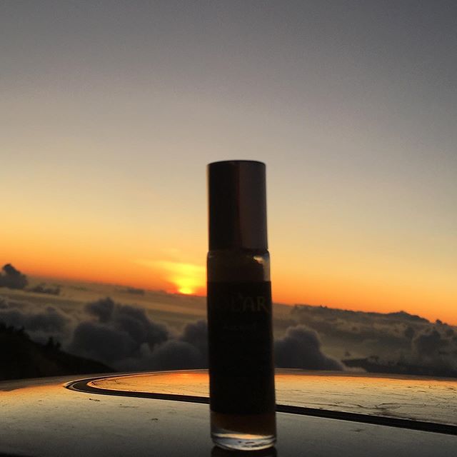 Far above the clouds #greenbeauty #volar #simplebeauty #natural #ritual #brooklyn #shenbeauty #freepeople #severedwing #ablhairstudios #w3llpeople #takebackyourshower #metime #cleanbeauty #organic #natural #bodyoil #smellingsalt #ambiamcemist #facemi