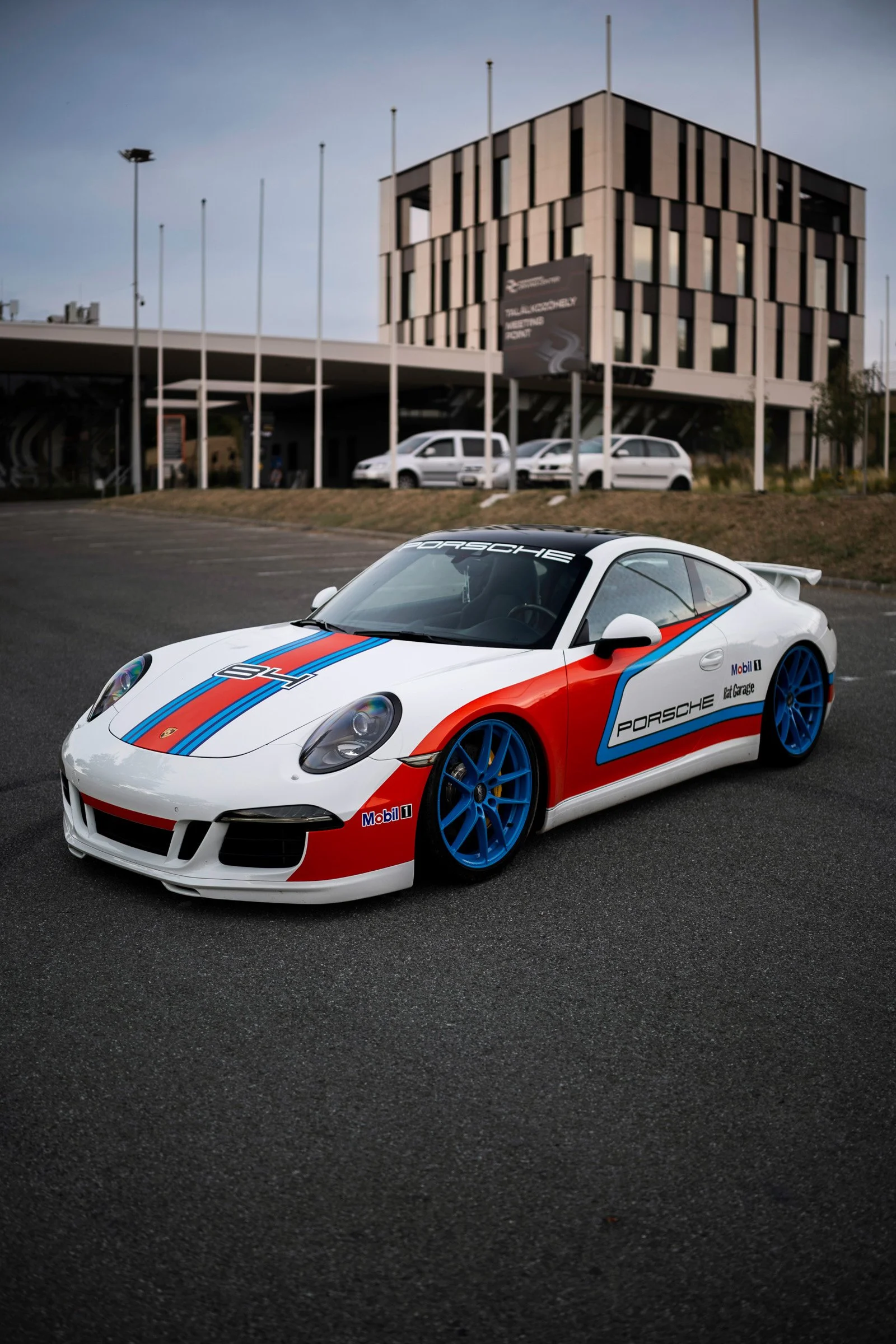 2014 Porsche 911 teljes autó a Hungaroring főbejáratával a háttérben