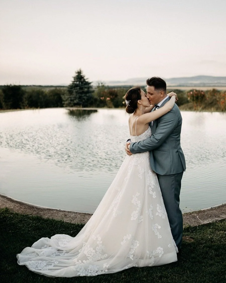 Elza és Ádám esküvője az Etyeki pálinkaháznál