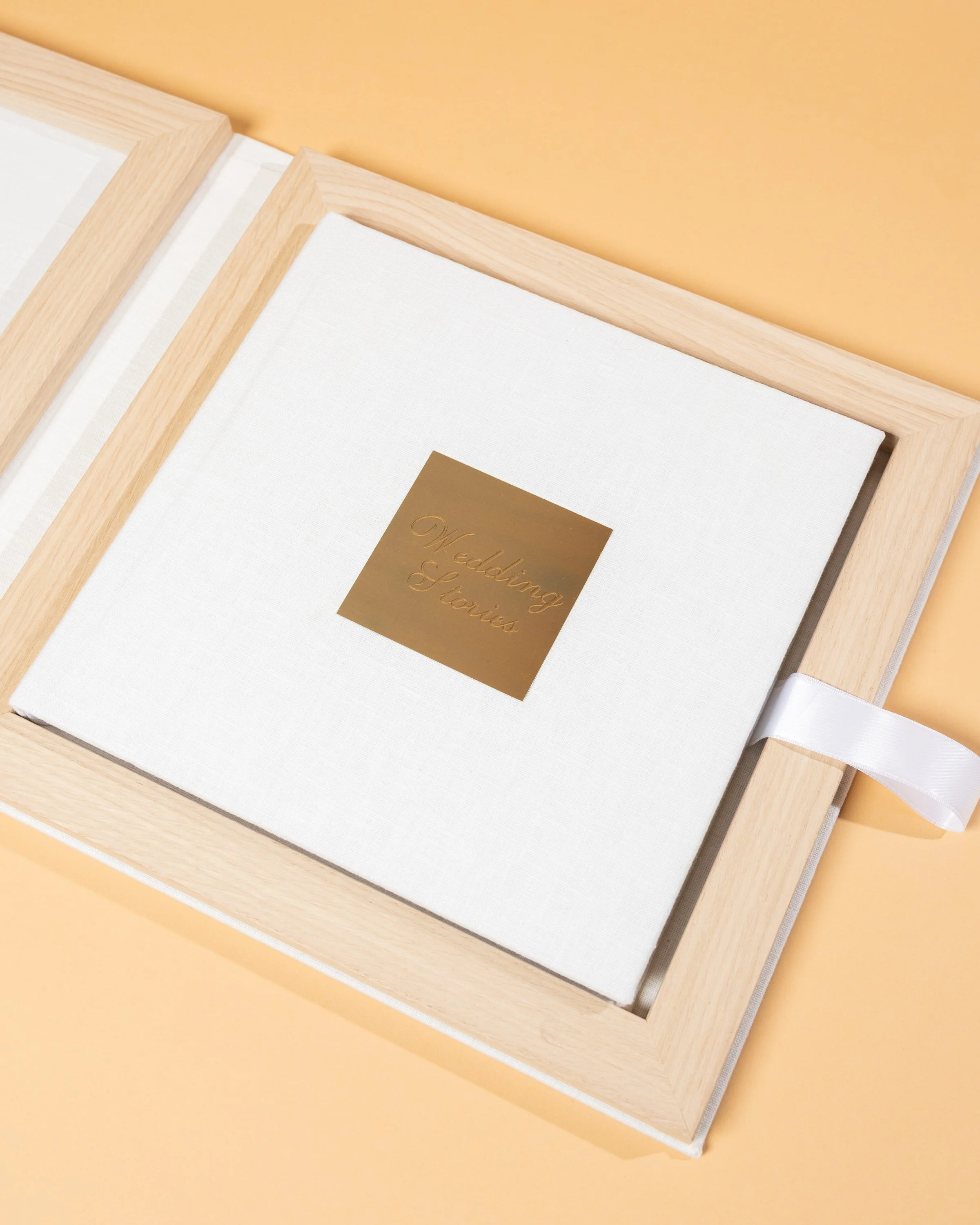 25x25cm Lux Linen arany plakettel