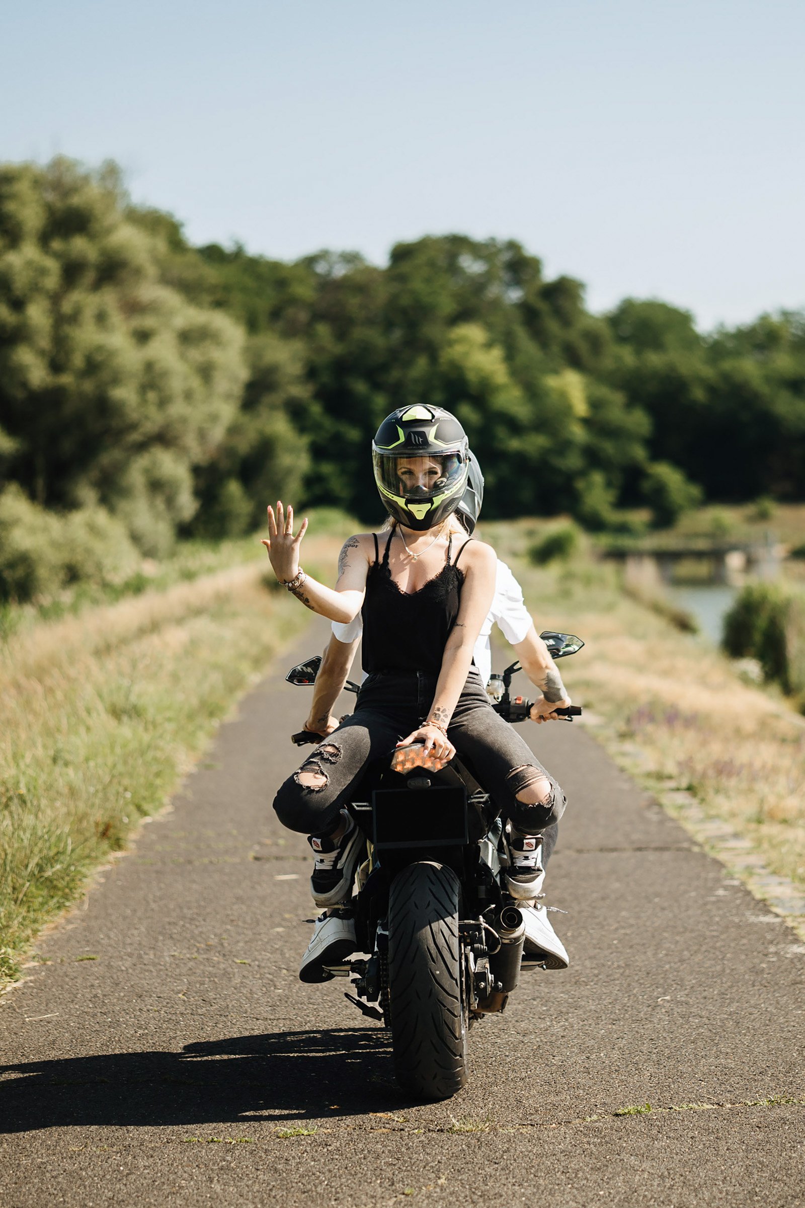 Motoros jegyesfotózás záróképe a budapesti Naplás-tónál.