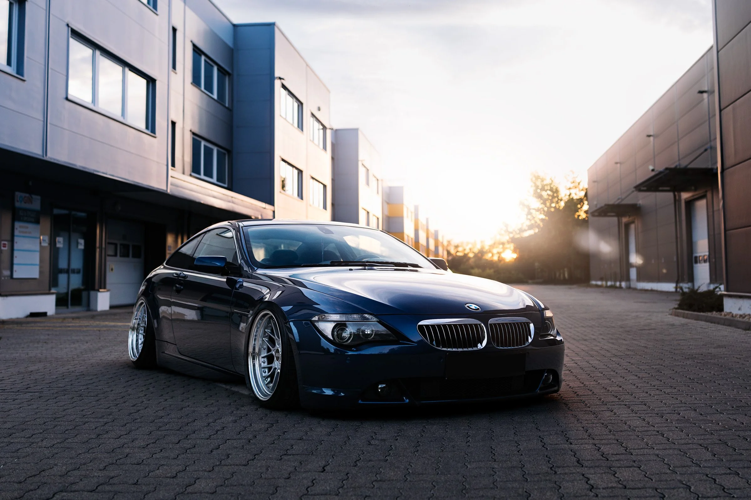 BMW 645Ci kreatív autófotózás teljes autó modern környezetben