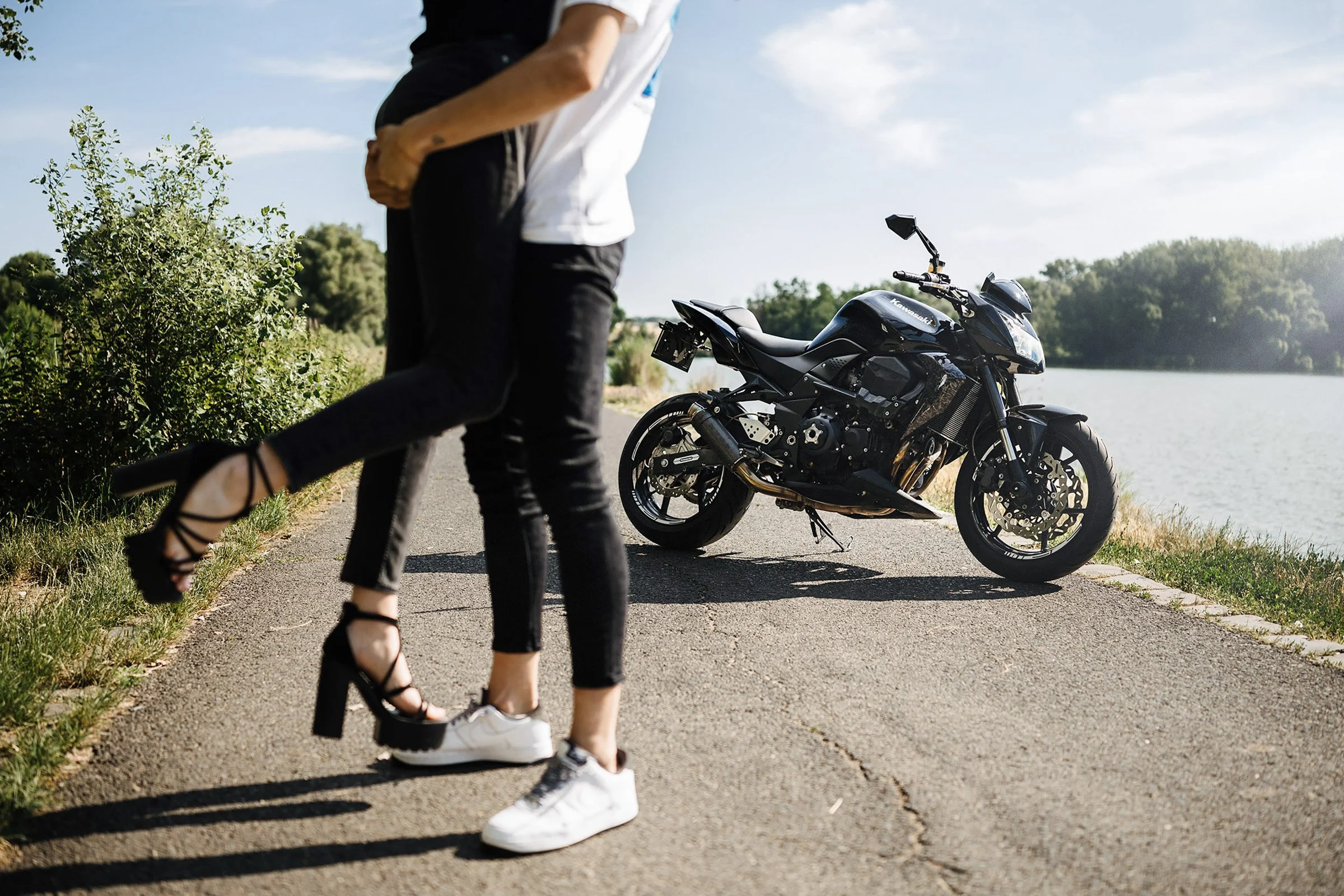 Panni és Erik motoros jegyesfotózása a budapesti Naplás-tónál.