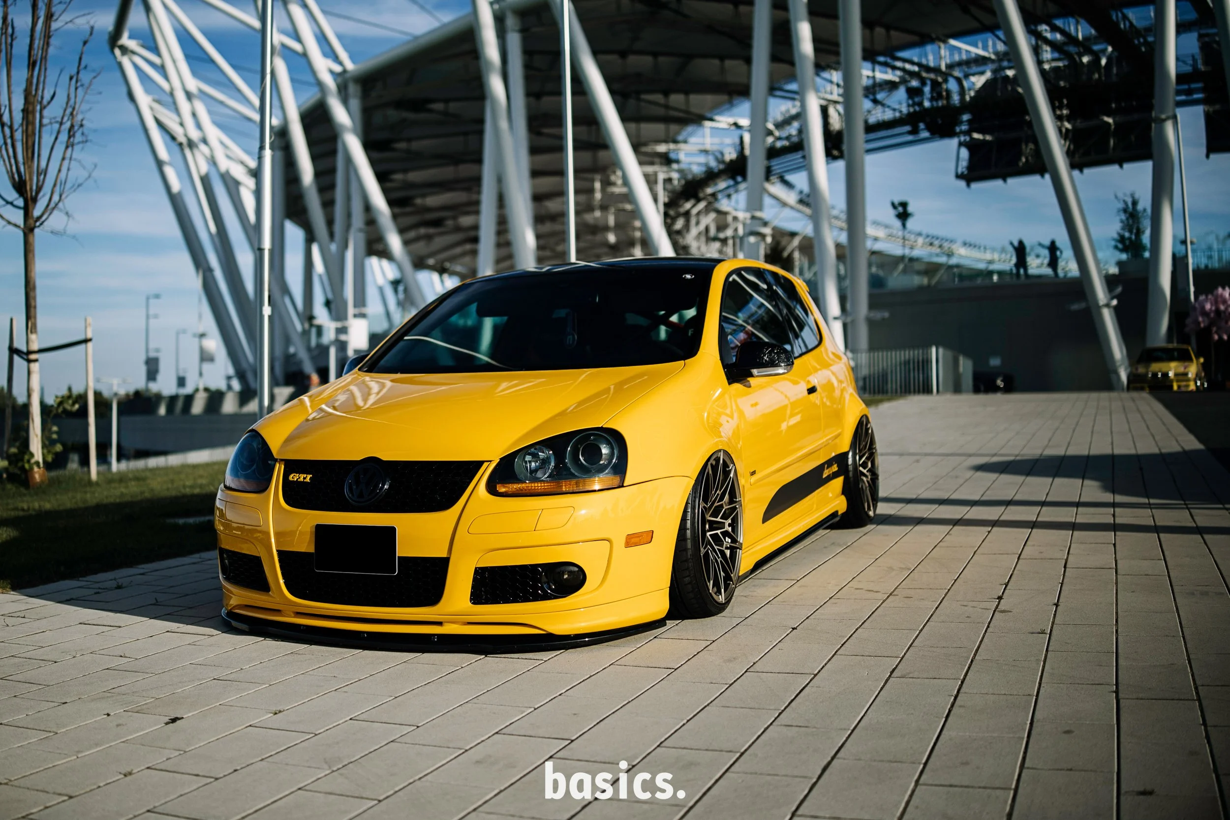 Volkswagen Golf GTI mark 5 fotózva a Nemzeti atlétikai központ stadionnal a háttérben fotózva a Basics 2026 rendezvényen