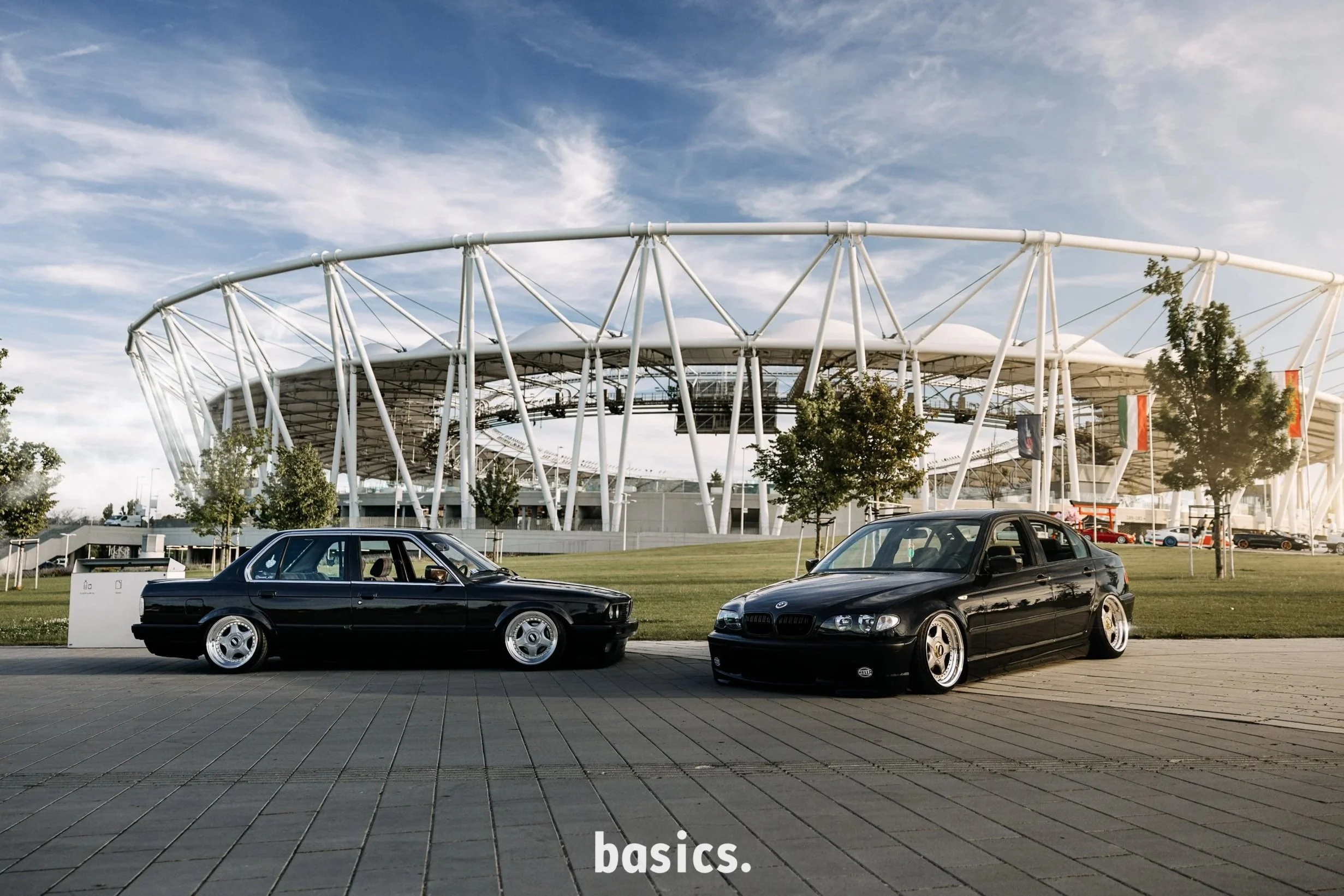 Ültetett BMW e30 és BMW e46 a nemzeti atlétikai központ stadionnal a háttérben fotózva a Basics 2026 rendezvényen