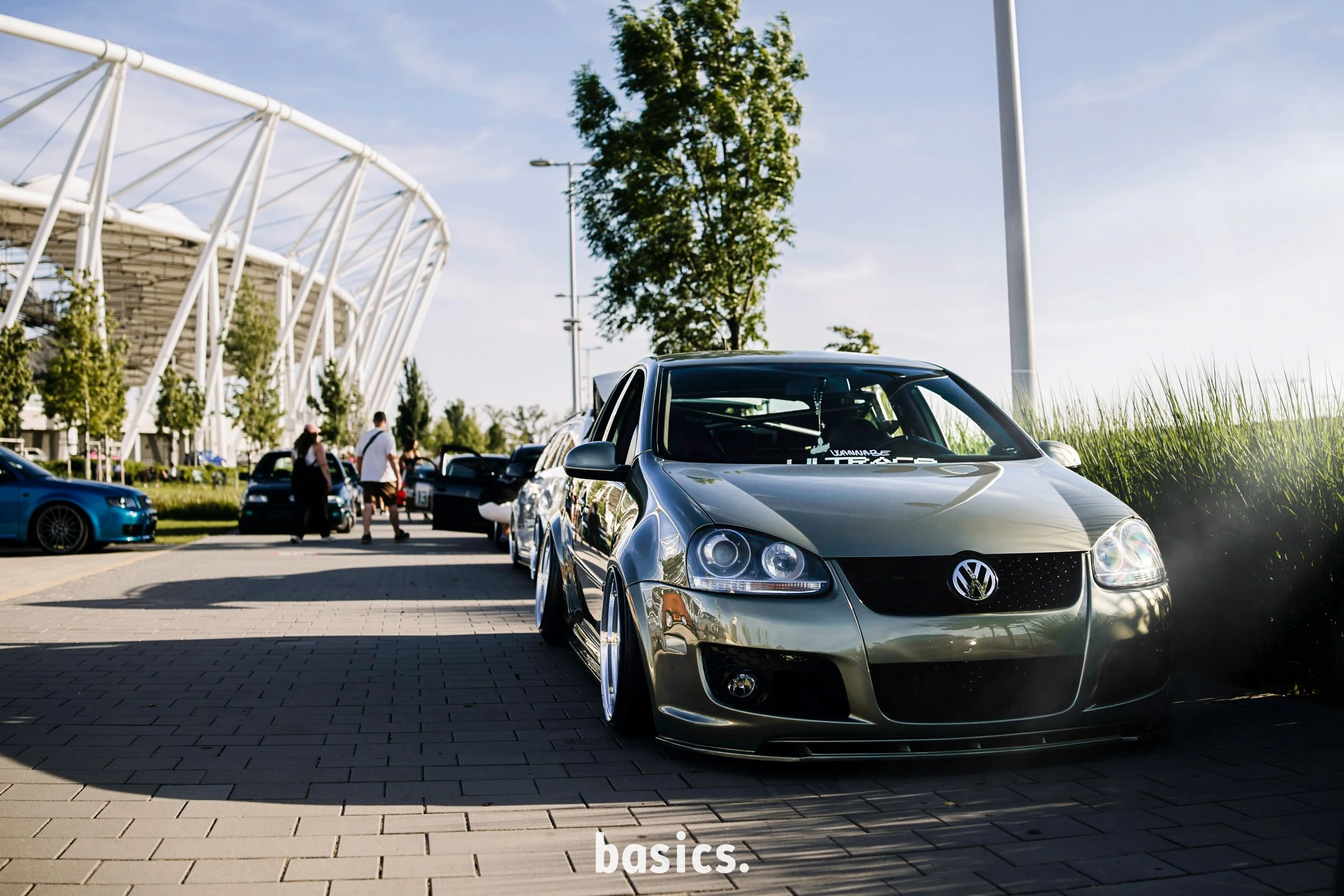 Stanced Volskwagen golf mk5 fotózva a nemzeti atlétikai közponst stadionnal a háttérben fotózva a Basics 2026 rendezvényen