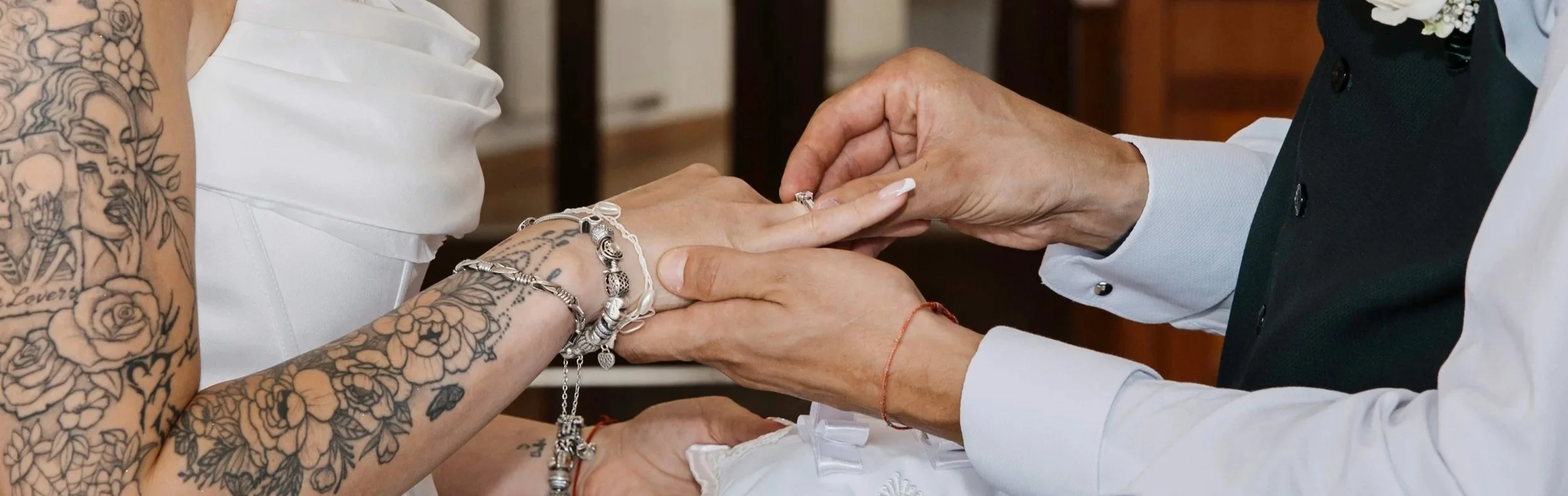 Polgári ceremónián a vőlegény felhúzza a gyűrűt a menyasszony ujjára