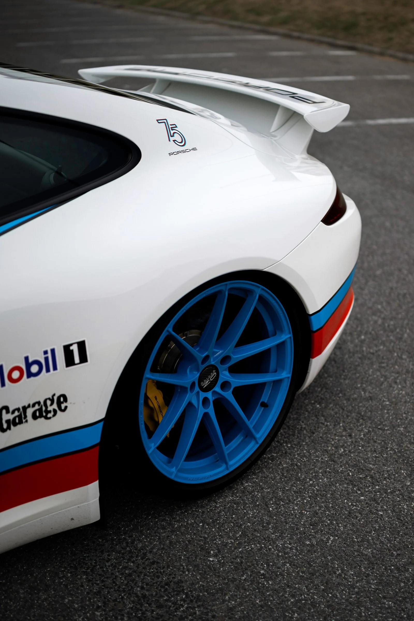 2014 Porsche 911 hátsó kerék és hátsó szárny részlete kreatív autófotózáson
