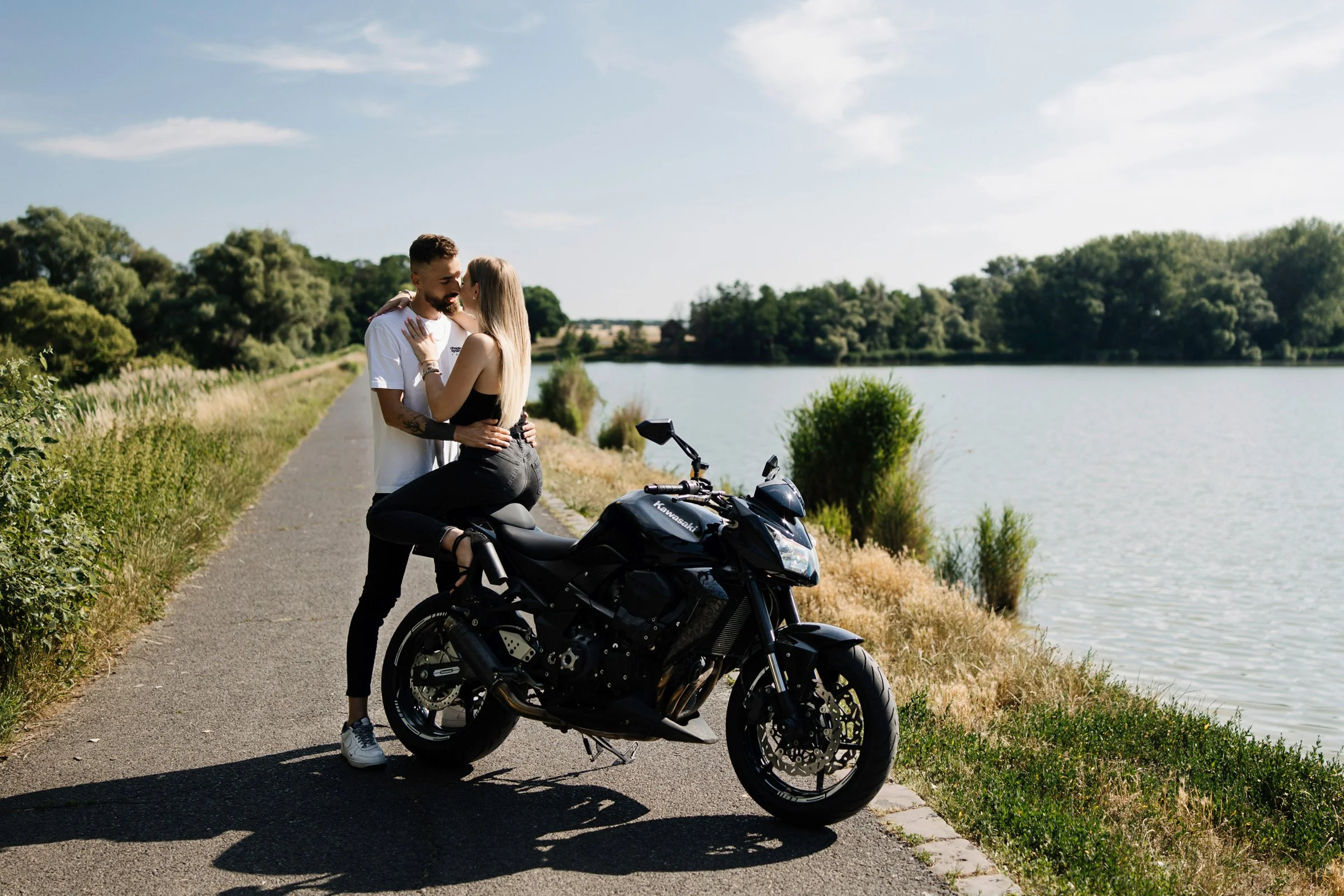 Panni és Erik motoros jegyesfotója a Naplás tó partján.