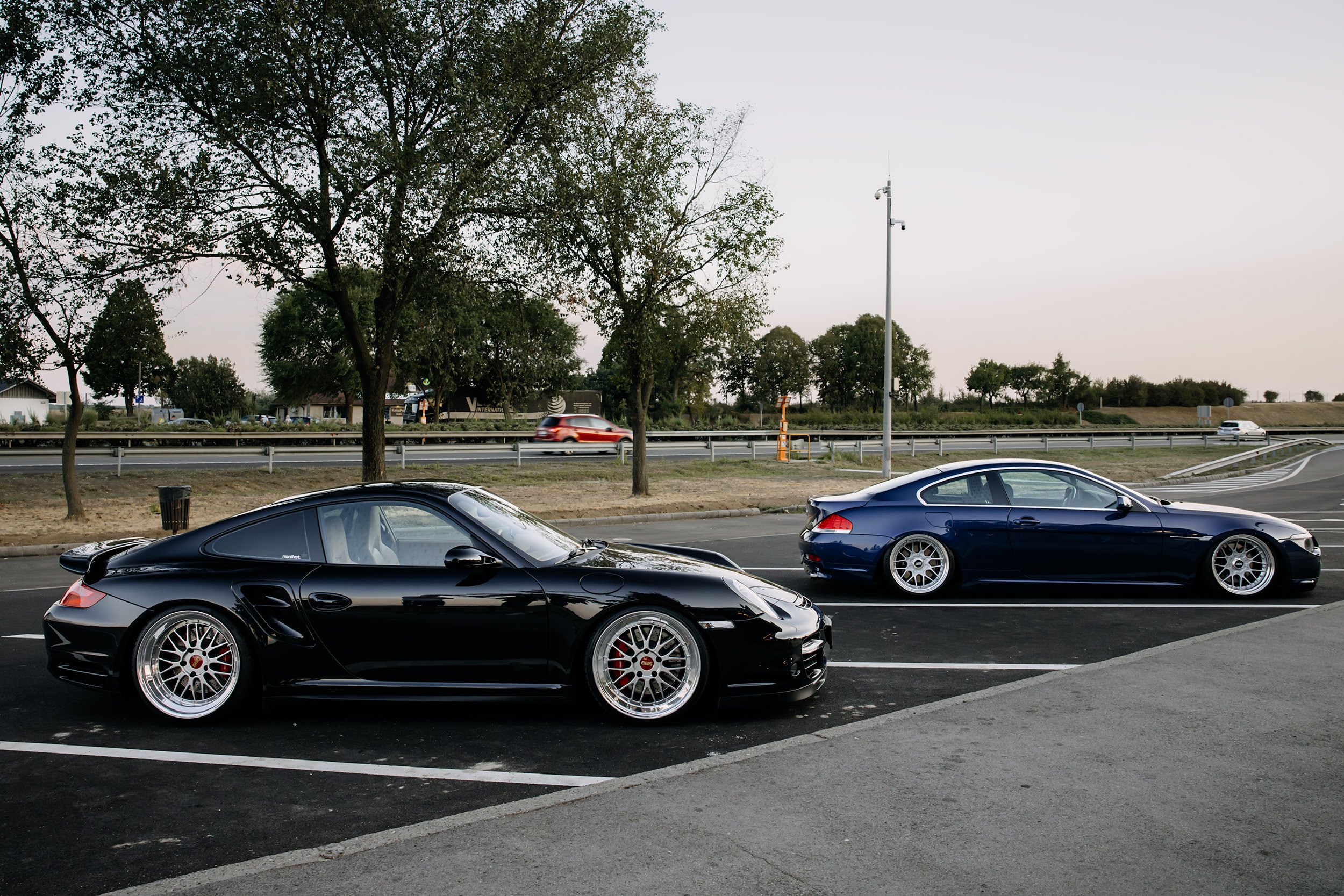BMW 6 és Porsche 997 Turbo a magyar autópálya egyik pihenőjén