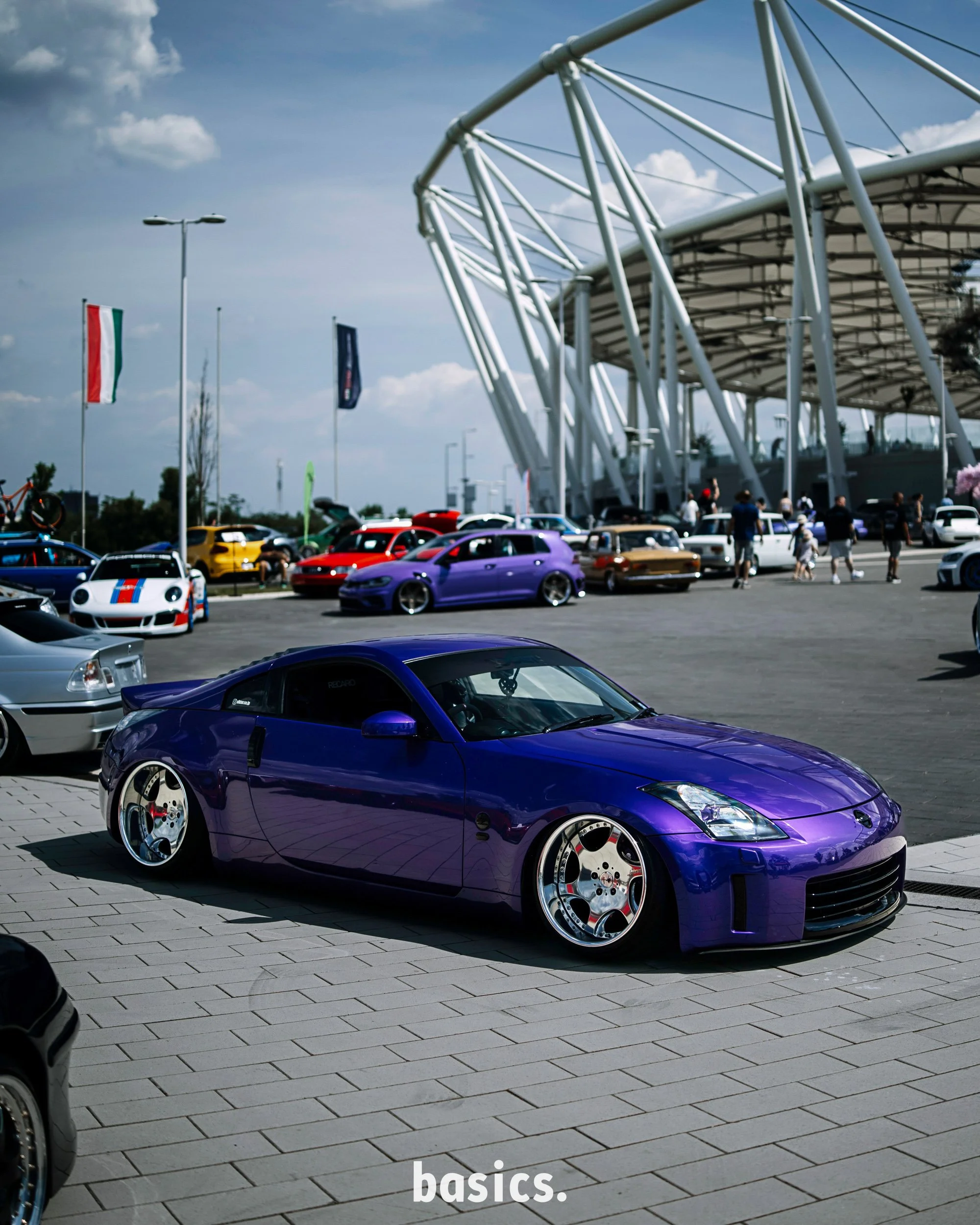 Épített lila Nissan 350Z a nemzeti atlétikai központ stadionnál fotózva a Basics 2026 rendezvényen