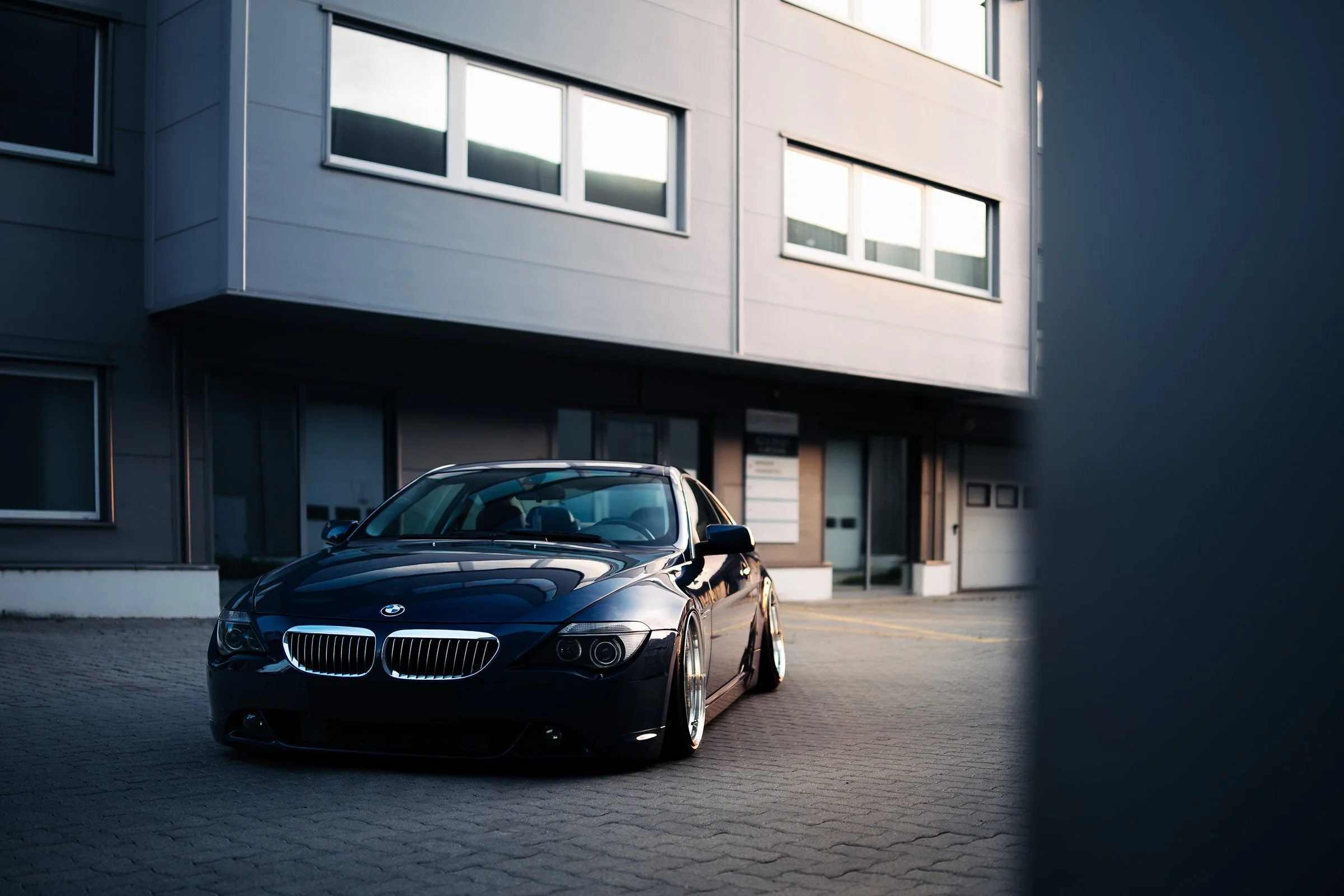 BMW 645Ci első háromnegyedes nézet kreatív autófotózáson