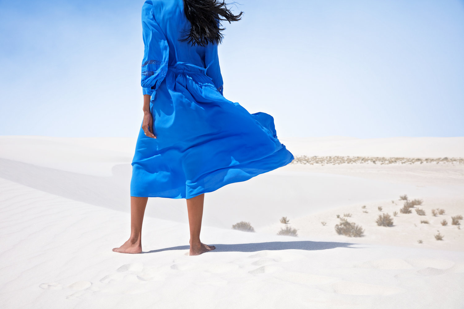 File:Leggy lass in blue beachwalking (8034633377).jpg - Wikimedia