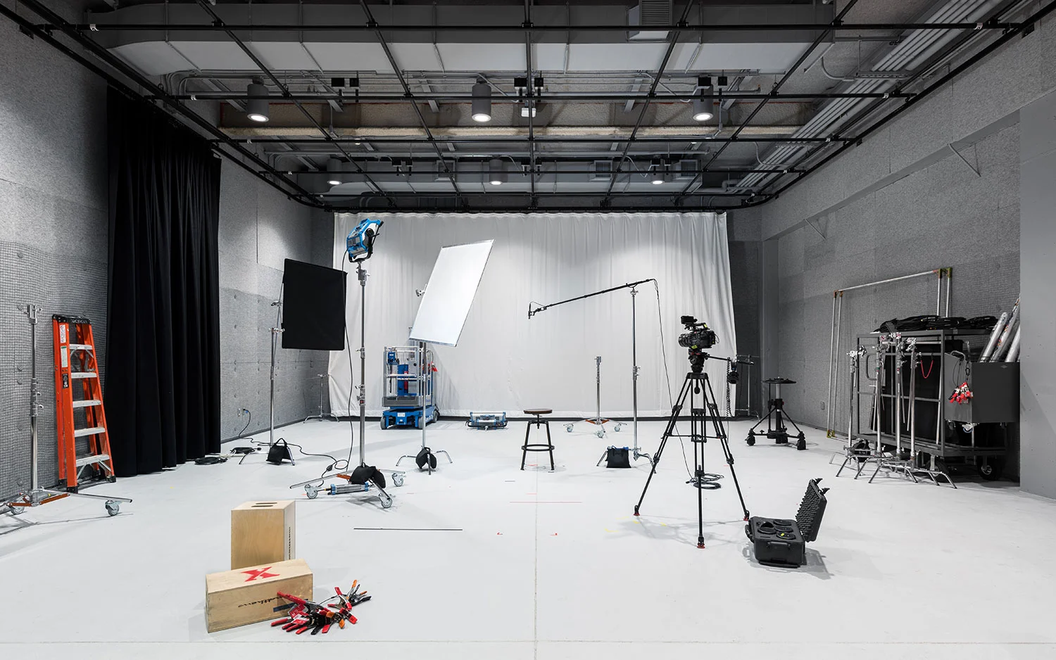 Soundstage — Black Box Studio for Full Scale Video Production