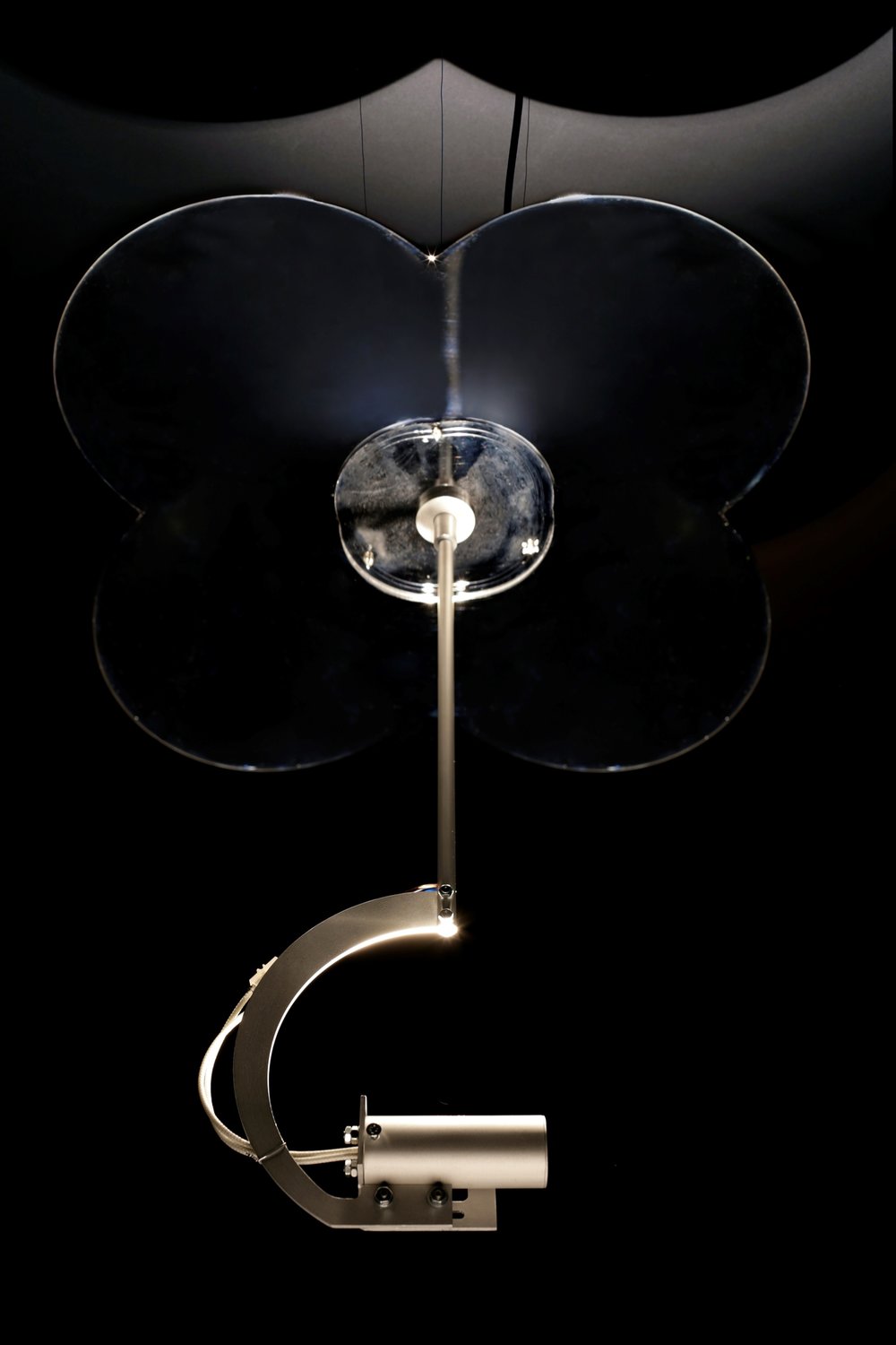 A kör négyszögesítése / Squaring the Circle, 2012. light sculpture, 3-dimensional chrome plated aluminium mirror, halogen lamp, transformer, fibreglass circle, 160 x 40 x 40 cm, Ed. of 3. 