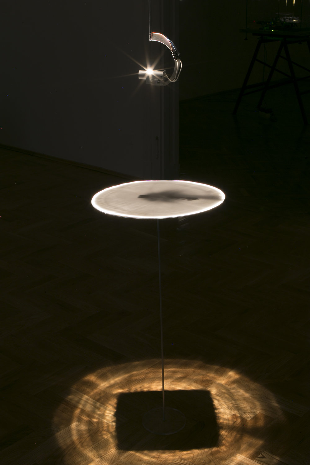 A kör négyszögesítése / Squaring the Circle, 2012. light sculpture, 3-dimensional chrome plated aluminium mirror, halogen lamp, transformer, fibreglass circle, 160 x 40 x 40 cm, Ed. of 3. 