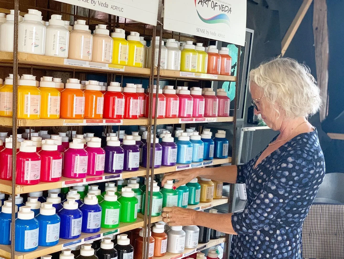 Gun-Britt is happy to show you around in the world of colours and tools. Please visit us at Gamlegärde 🧑&zwj;🎨#vedicart&ouml;land