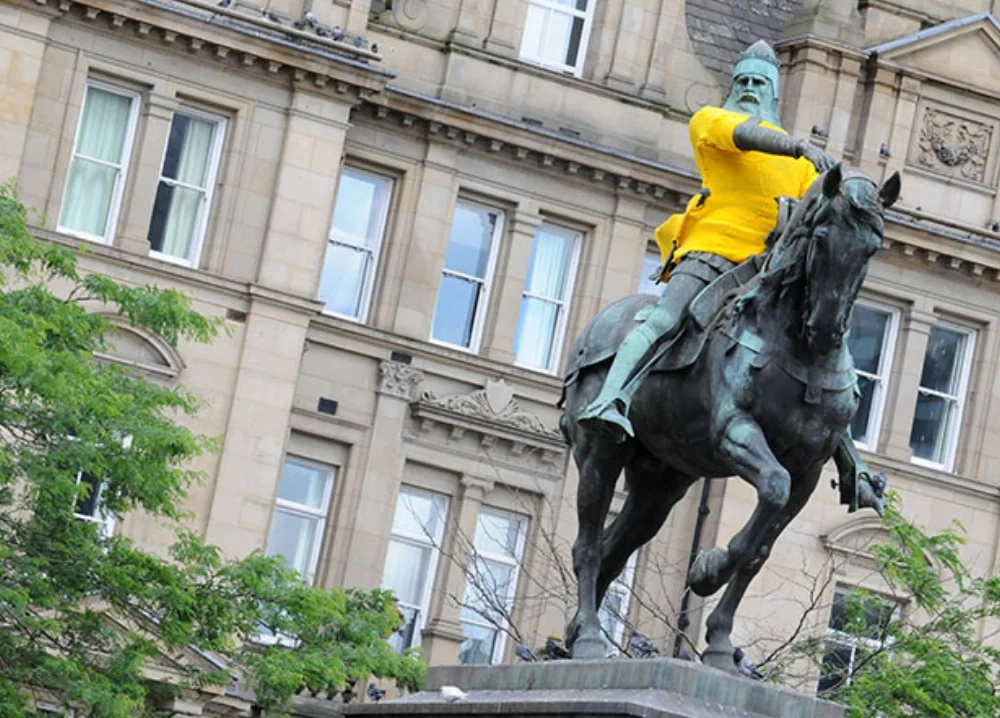 01yellow-jersey-statue_leeds_tdf2014.jpg