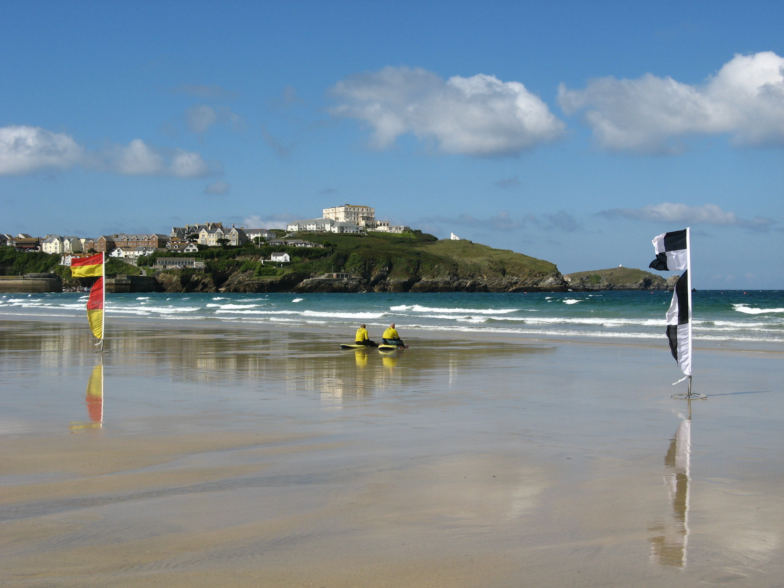 115 JQ28 Atlantic_Hotel,_Newquay,_and_headland_from_Tolcarne_Beach.jpg