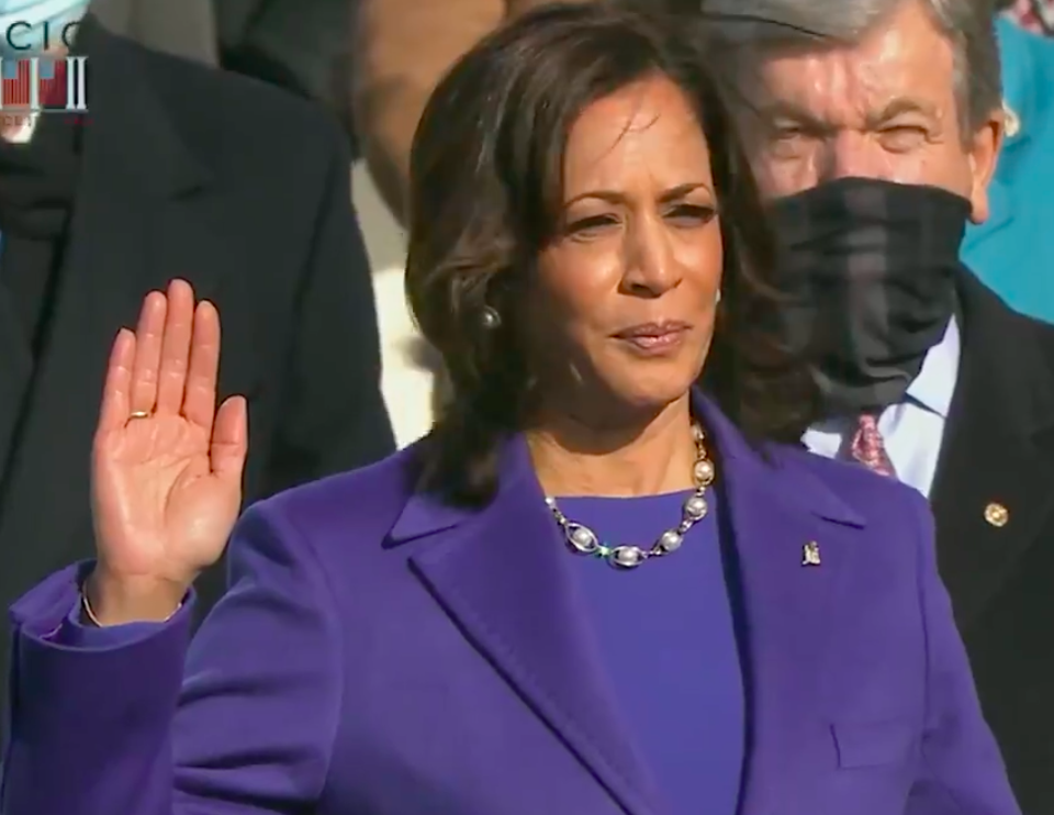 100 dp Kamala_Harris_takes_vice_presidential_oath_of_office_-_2021_02.png
