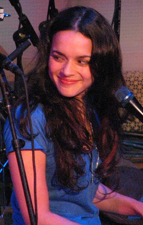 104abo 458px-Norah_Jones_at_Bright_Eyes_1_(cropped).jpg