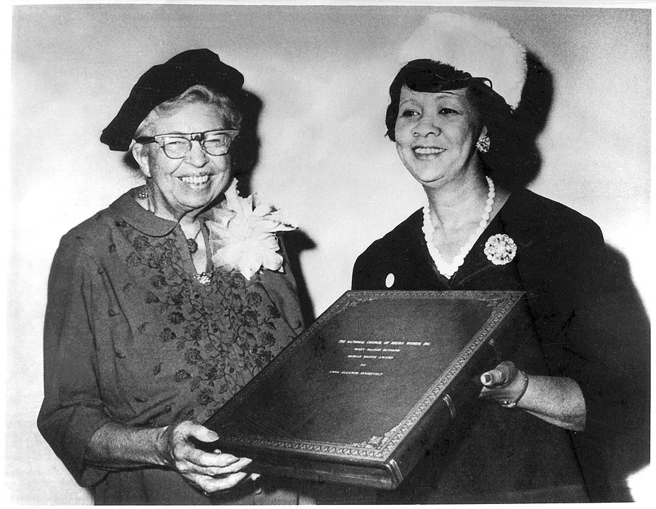 104k 928px-Dorothy_Height_presents_Eleanor_Roosevelt_the_Mary_McLeod_Bethune_Human_Rights_Award,_12_Nov_1960.jpg