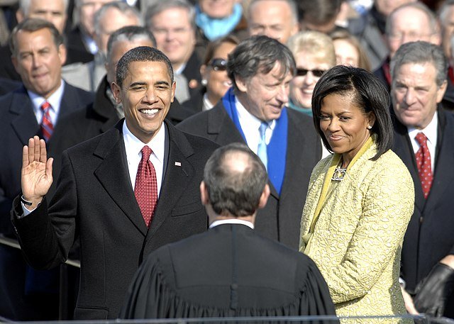 104j 640px-US_President_Barack_Obama_taking_his_Oath_of_Office_-_2009Jan20.jpg