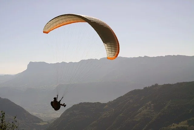 paragliding-1446851_640.jpg