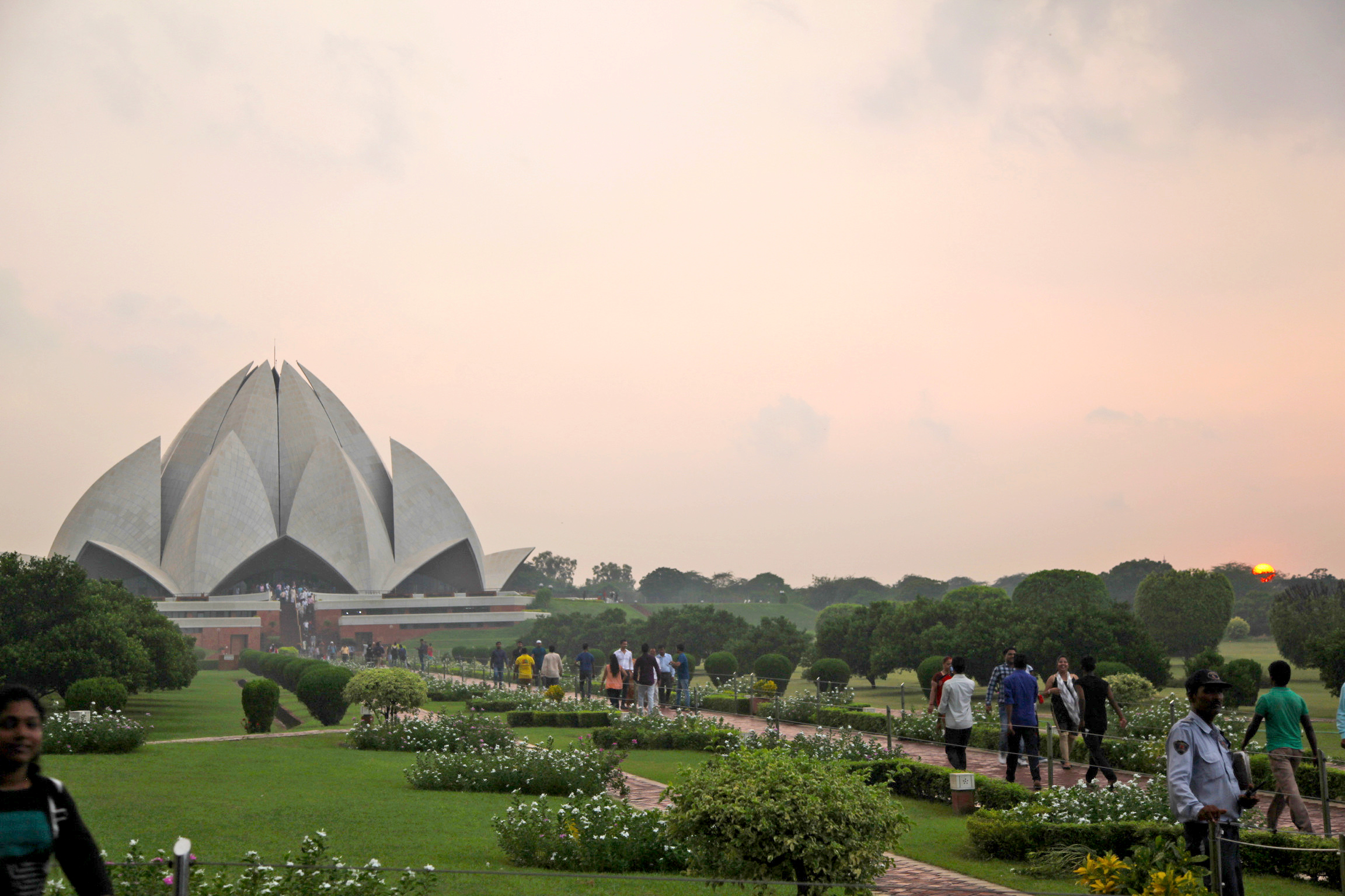  The Lotus Temple as we approach at sunset.&nbsp; 