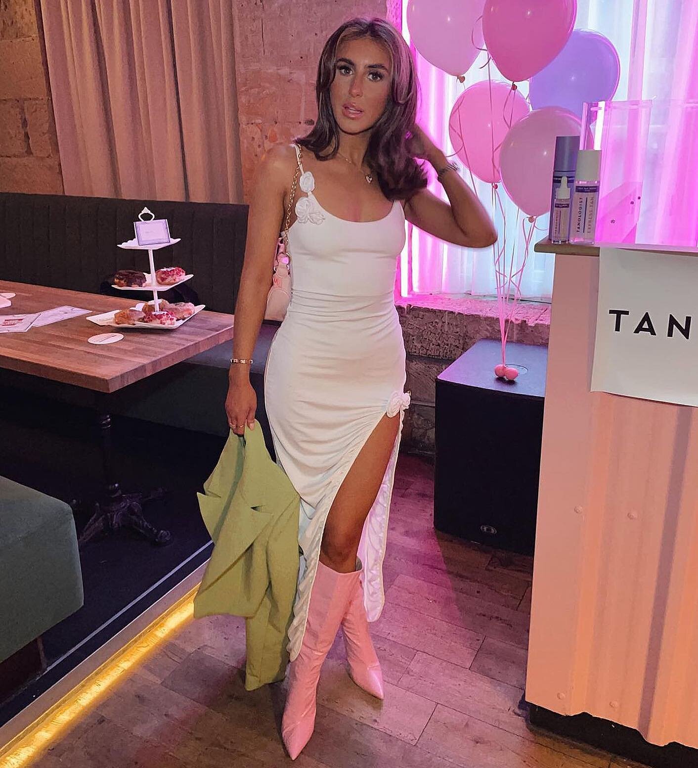 The dreamiest fit ⚡️
How gorgeous does @courtneyallisonxo look in our white rose ruched dress! 🥵🔥
Tap to view ✨