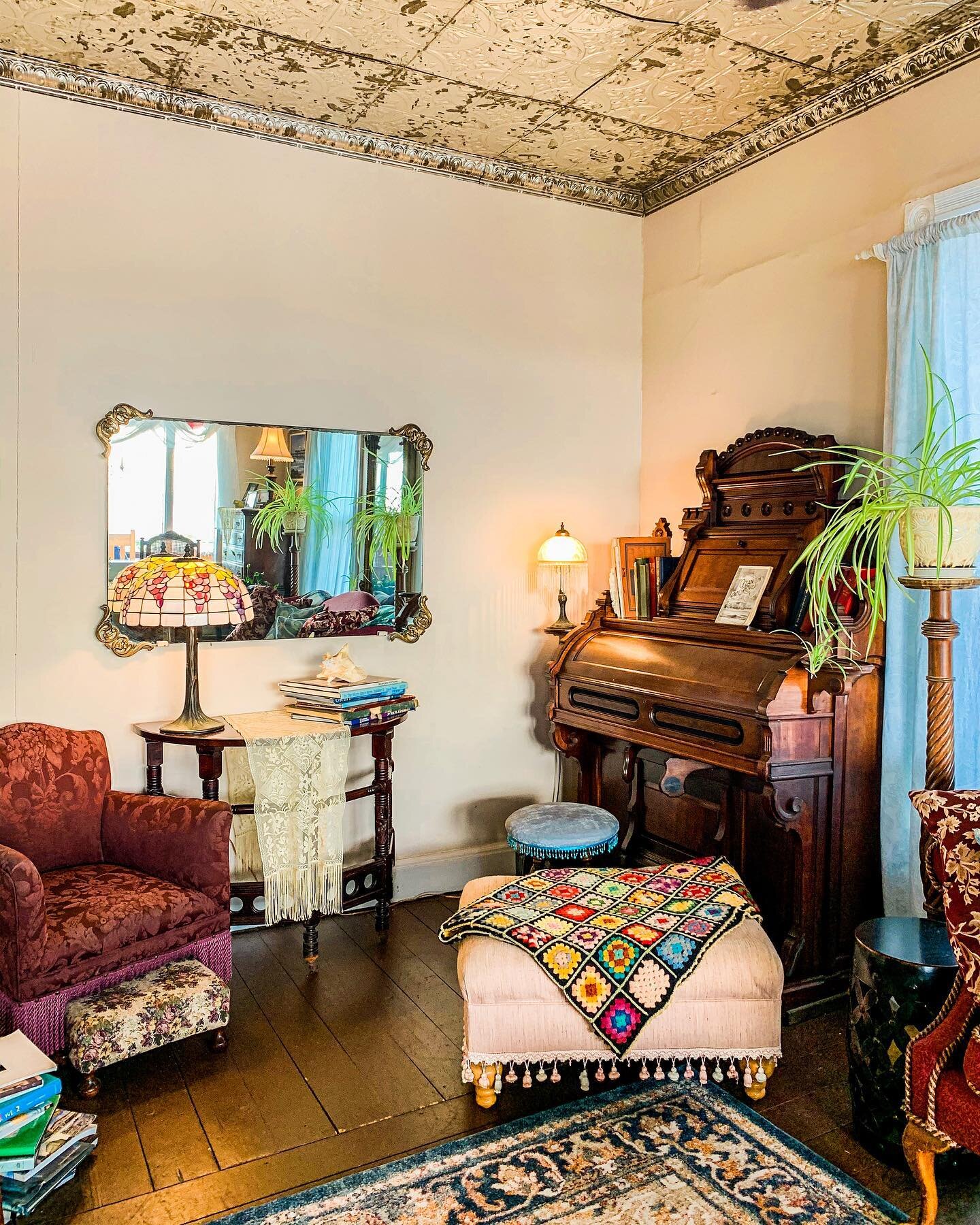 ✨The lovely lobby ✨ featuring a vaudeville organ that dates back to the 1800&rsquo;s! Some wonderful guests found this organ on the curb, restored it, and gifted it to the Ocean Vista. Now it is a staple piece in our lobby and one of the many antique