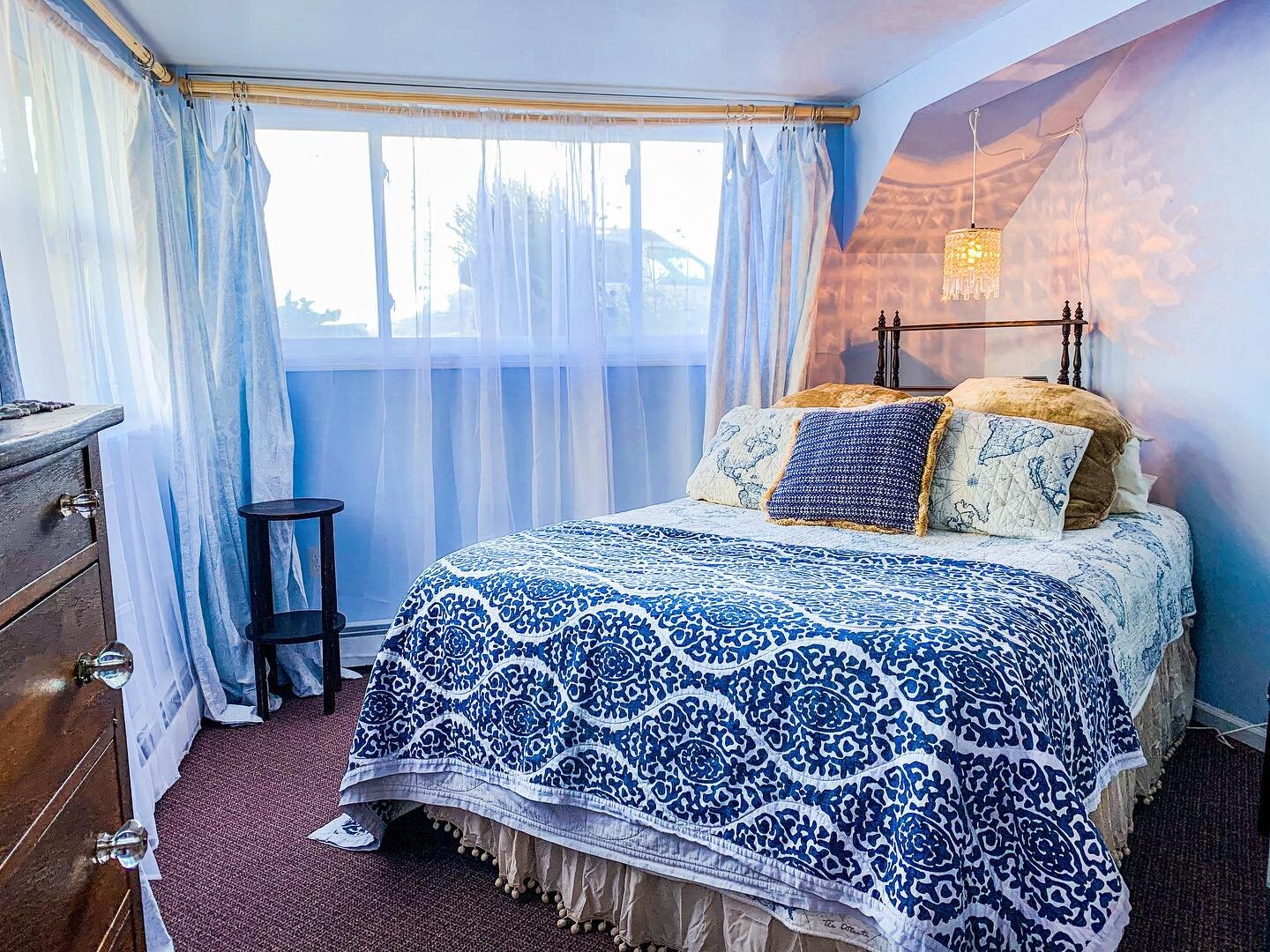 Room makeover alert! Here we have the recently refreshed room 2! Swipe ➡️ to see the before. This suite features a private bath and a small kitchenette, perfect for your next getaway! Call and book your oceanfront stay today! 🏖🐚