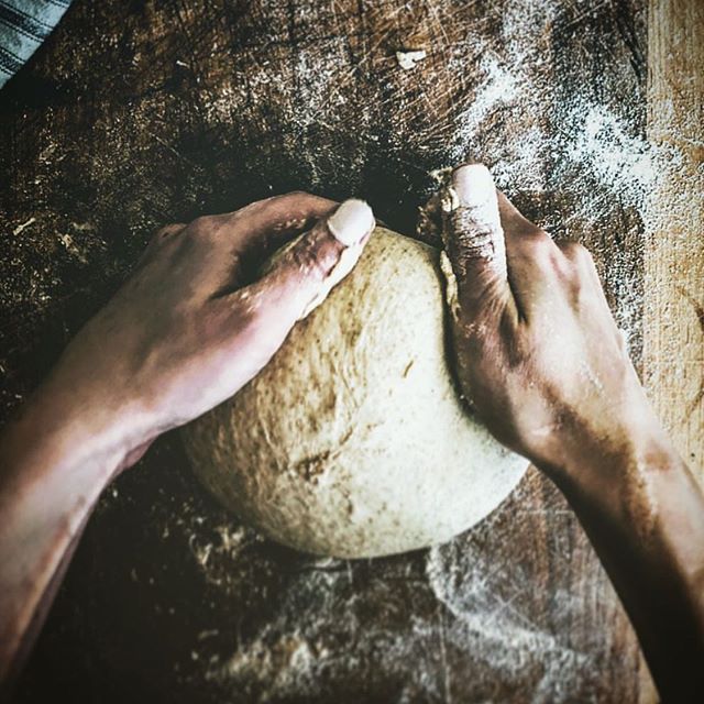 Le saviez-vous? Chacune de vos pains La Meule passent entre les mains d&rsquo;un artisan boulanger 👨&zwj;🍳 ! Et valaisan de surcro&icirc;t 🏔 ! (Photo prise par @candidlybethann) #madewithlove