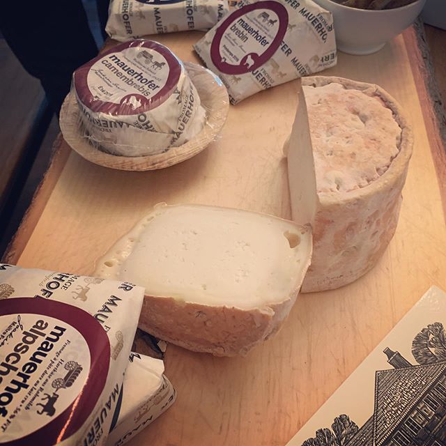 Des d&eacute;licatesses &agrave; savourer avec La Meule ! Les d&eacute;licieux fromages @fromagemauerhofer #swiss #authentic #terroir #emmental #gourmet #chefstable #swisscheese #tra&ccedil;abilit&eacute; #respect #tradition