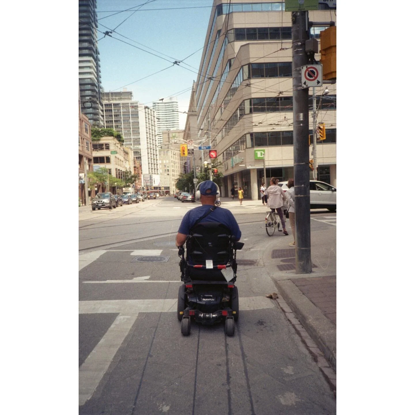 Embrace the void and have the courage to exist. 2020 The year of change. .
.
.
.
#exsistentialdreadiscreepinguponme #35mm #mm #35mmstreetphotography #streetphotography #torontostreetphoto #analogphotography #analogue_people #analog_people #analog_pho
