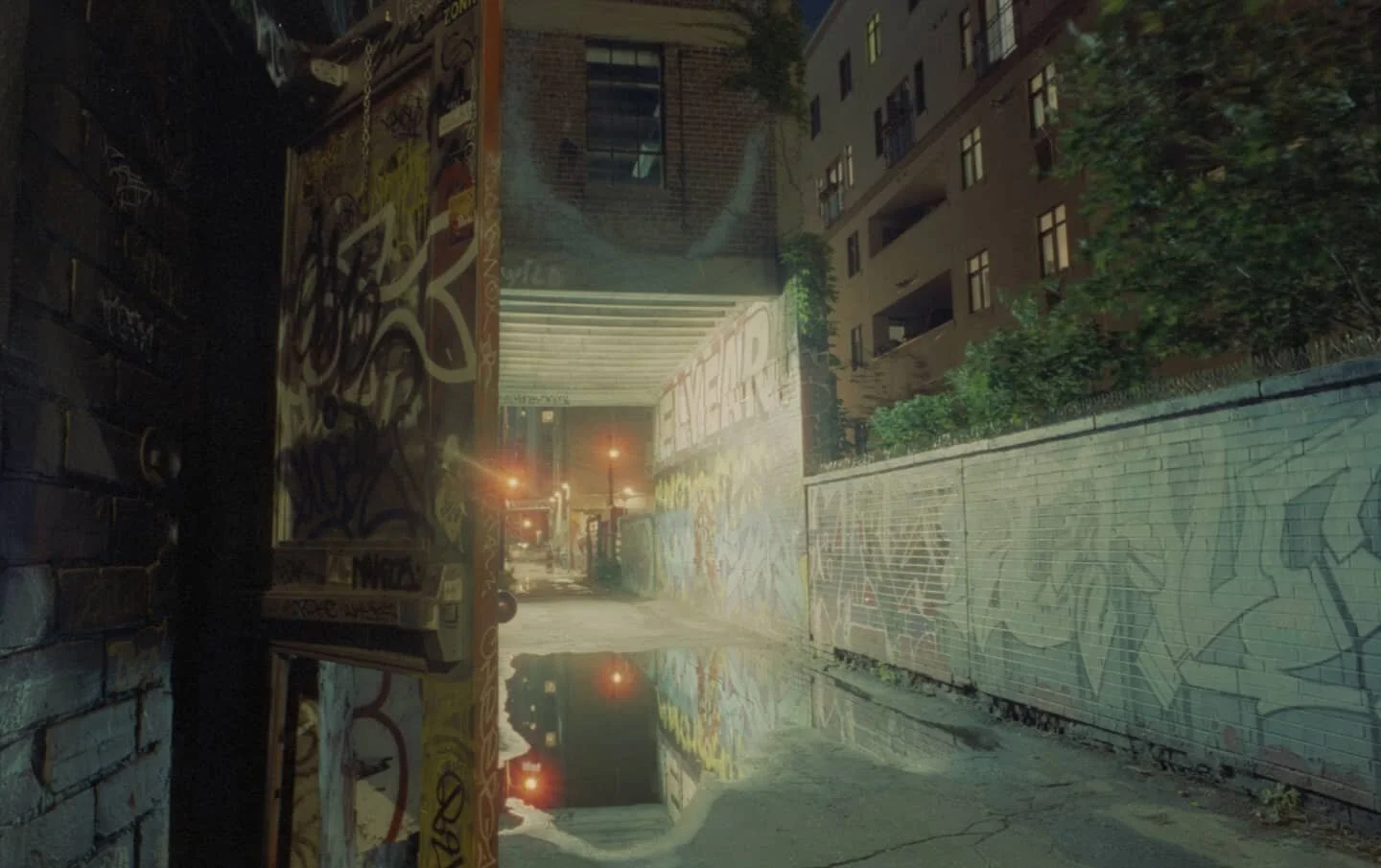 The night greets me like an old friend. Cinestill 800T @ iso 500
.
.
.
#cinestill800t #cinestill #spadina #nightphotography #nocturnal #nikonfm #24mm #streets_storytelling #streetsoftoronto #torontostreetphotography #graffitialley #ourstreets_ #35mm 