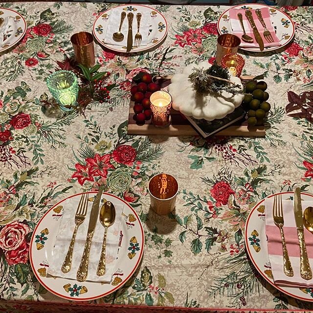 Merry Christmas to all our lovely followers!!! May your tables be set well and your wine never run out🥂 Thank you to #secondhandsettings for making all our napkin dreams come true 💗🎄#foxgloveeventspdx