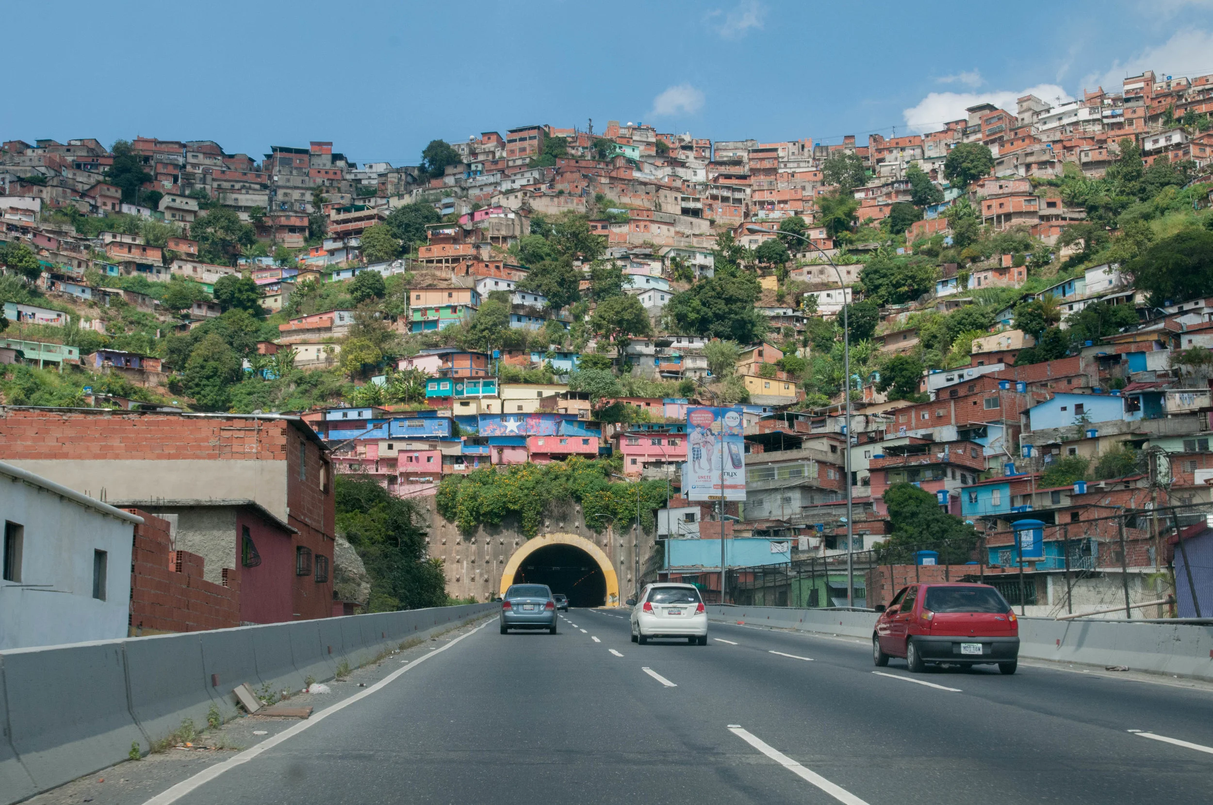 Slums_in_Venezuela,_Caracas.jpg