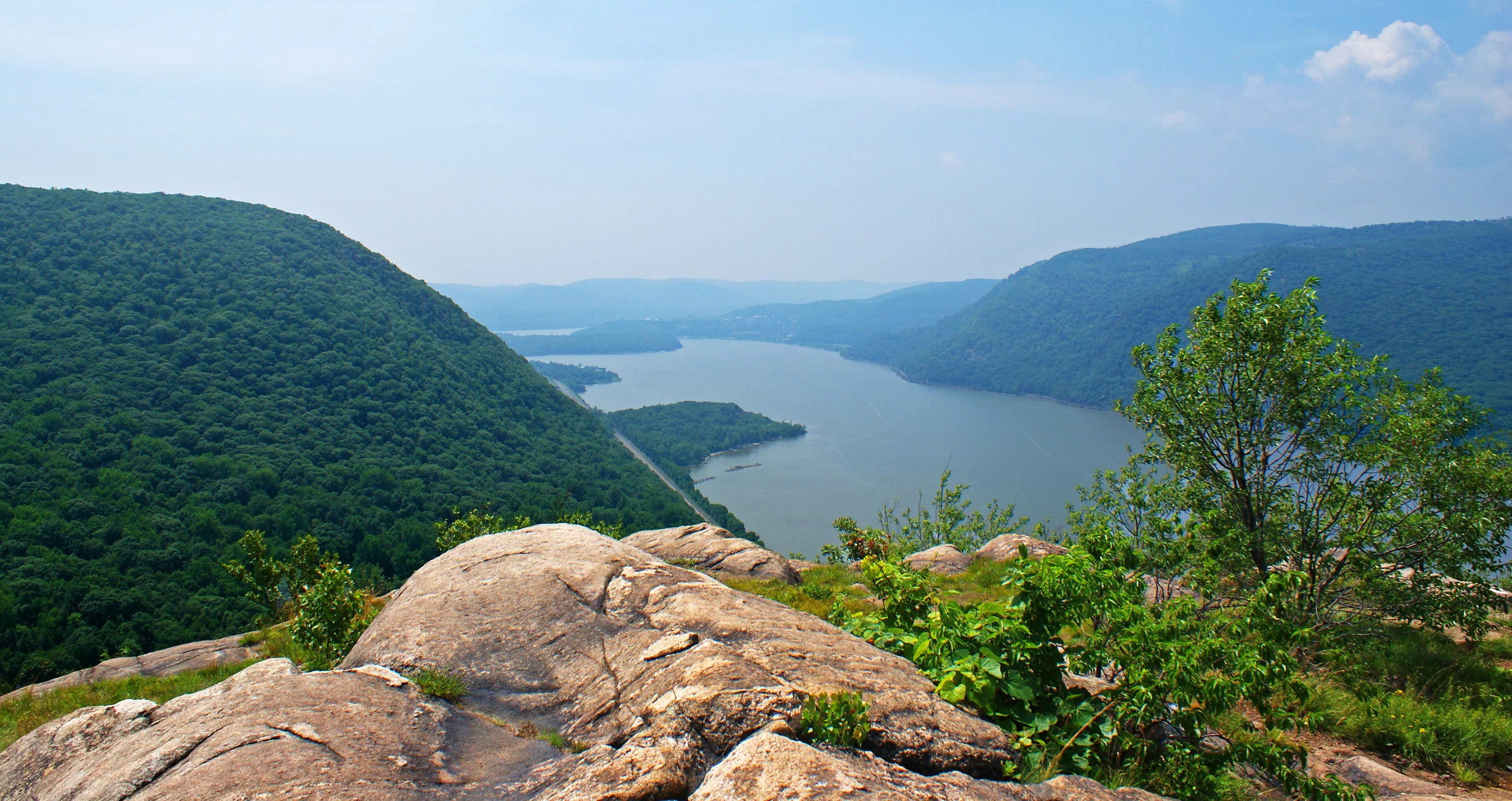 Hudson_Highlands_view_south_from_Breakneck_Ridge.jpg